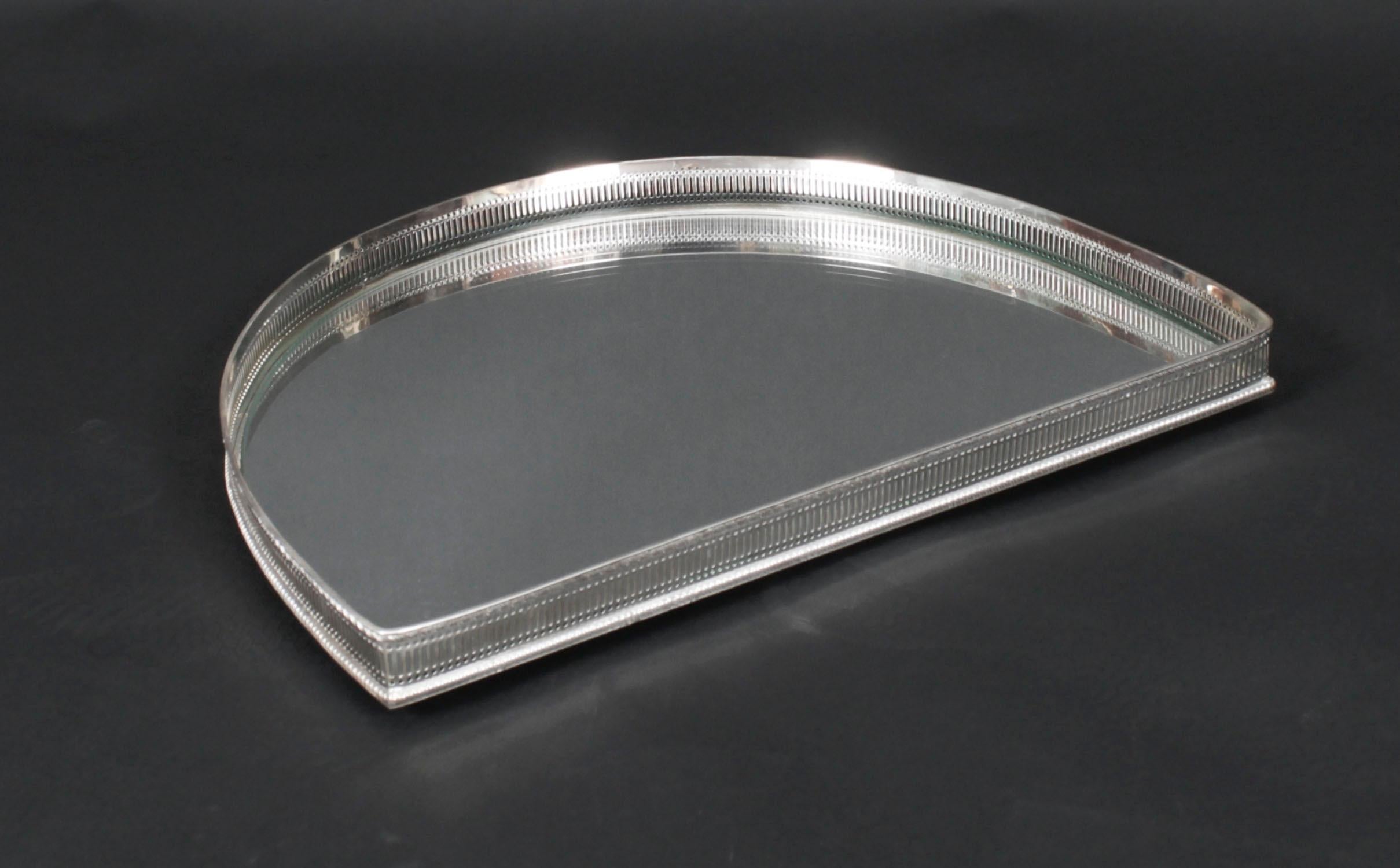 Bandeja plateada inglesa vintage de 3 piezas con espejo Siglo XX en venta 1