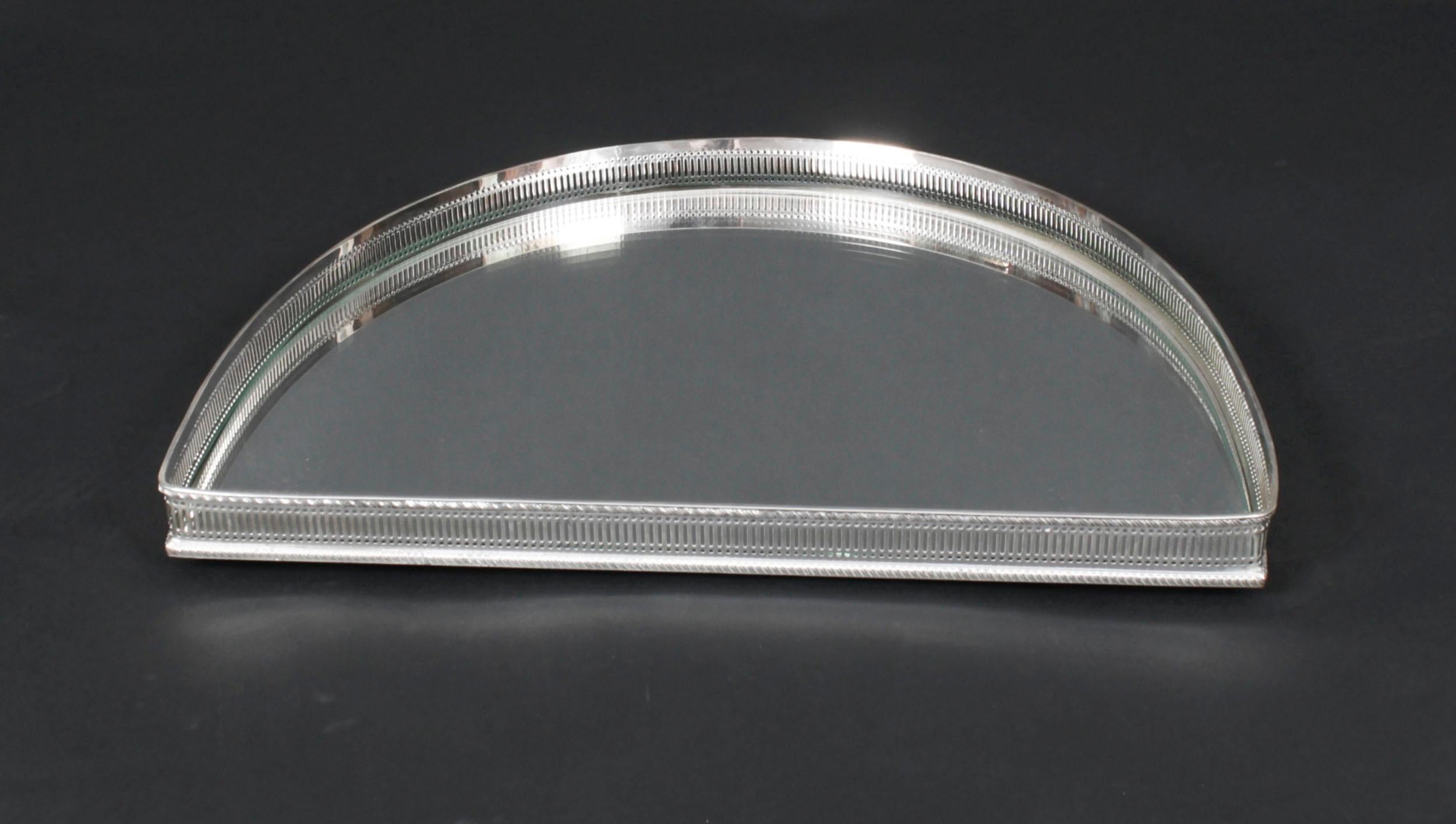 Bandeja plateada inglesa vintage de 3 piezas con espejo Siglo XX en venta 2