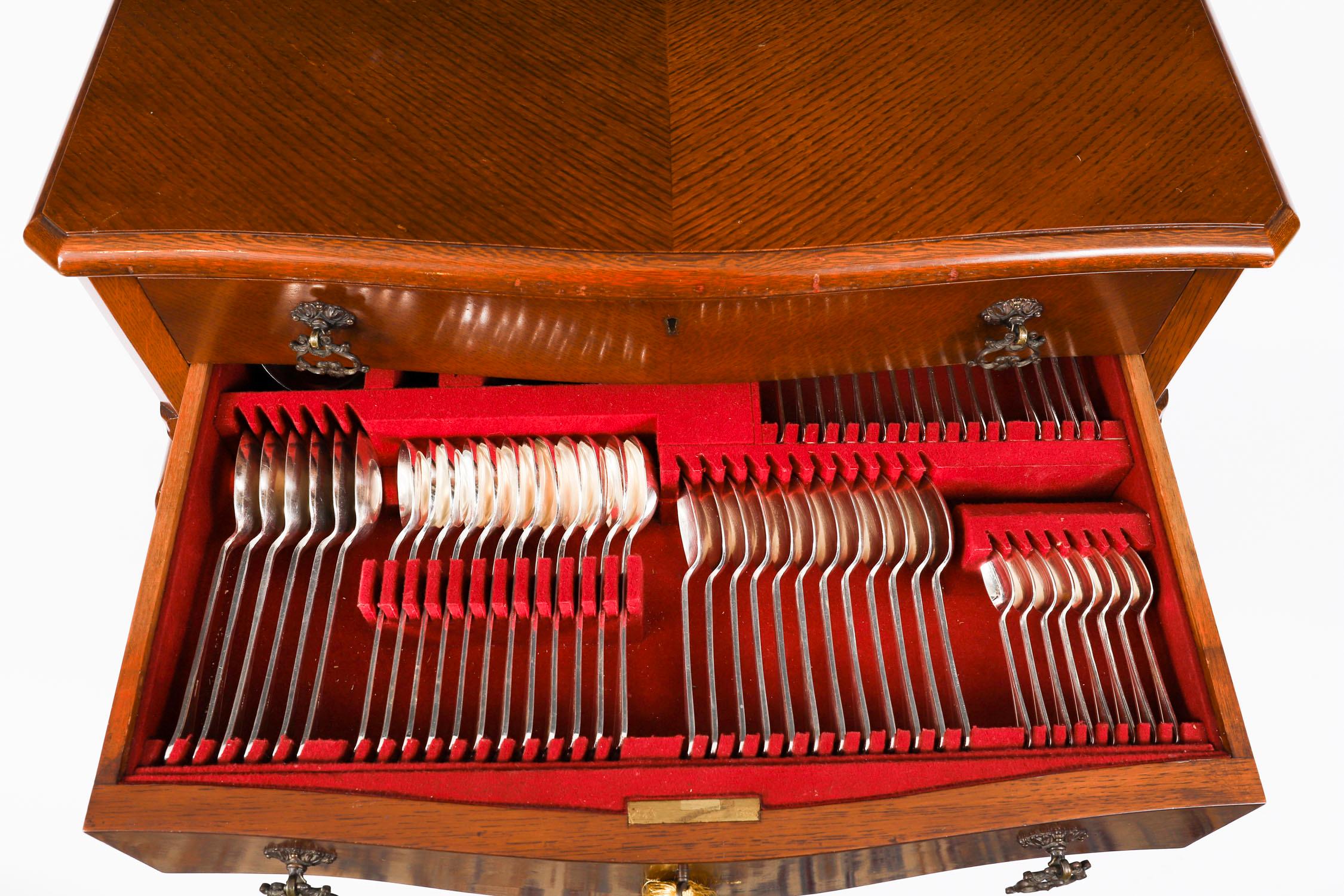 Vintage By Silver Plated Cased 110 Piece Canteen Cutlery 20ème siècle en vente 11