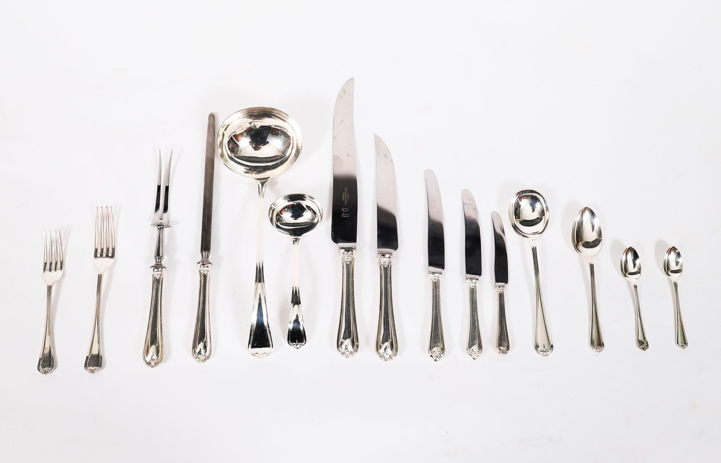 20ième siècle Vintage By Silver Plated Cased 110 Piece Canteen Cutlery 20ème siècle en vente