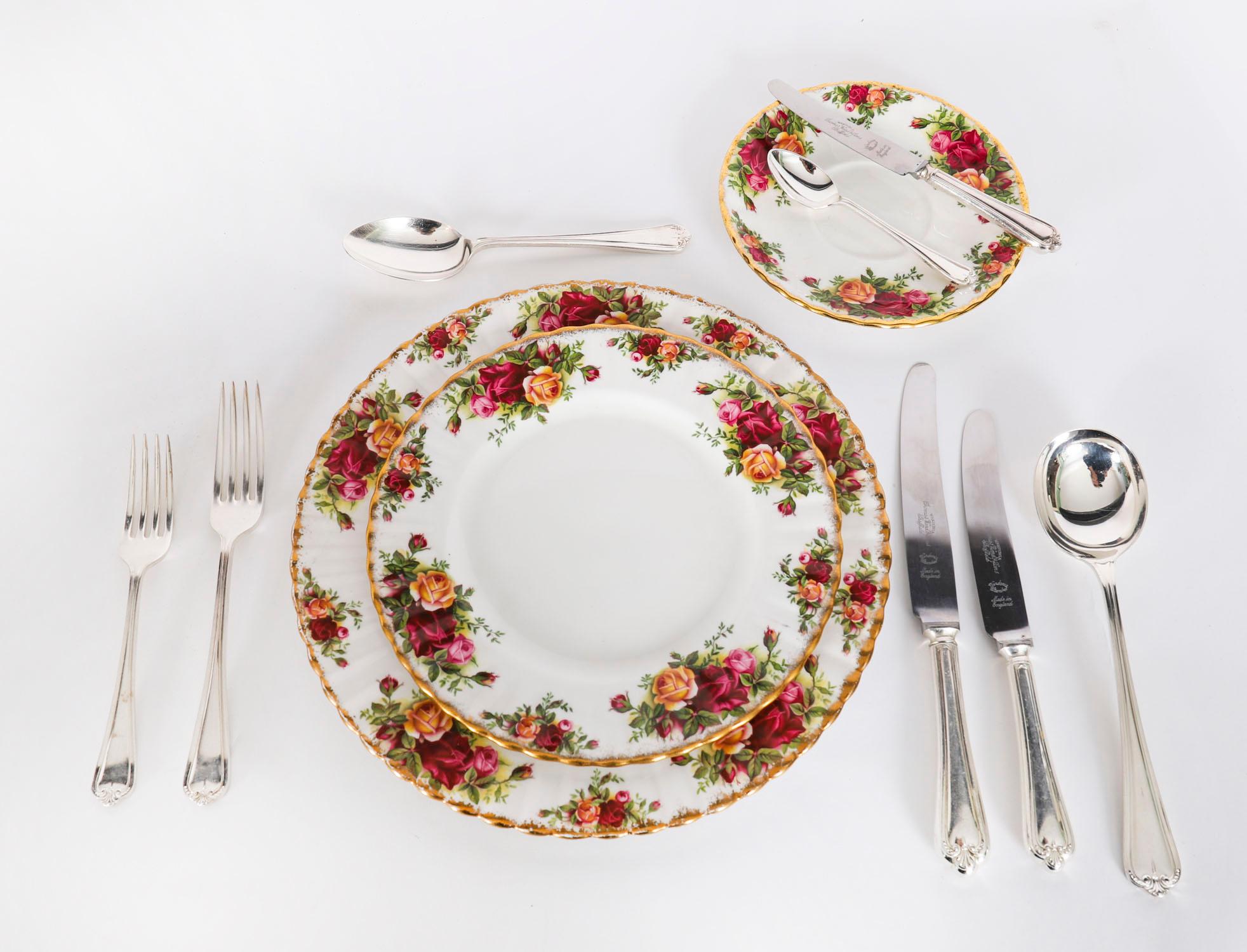 Plaqué argent Vintage By Silver Plated Cased 110 Piece Canteen Cutlery 20ème siècle en vente