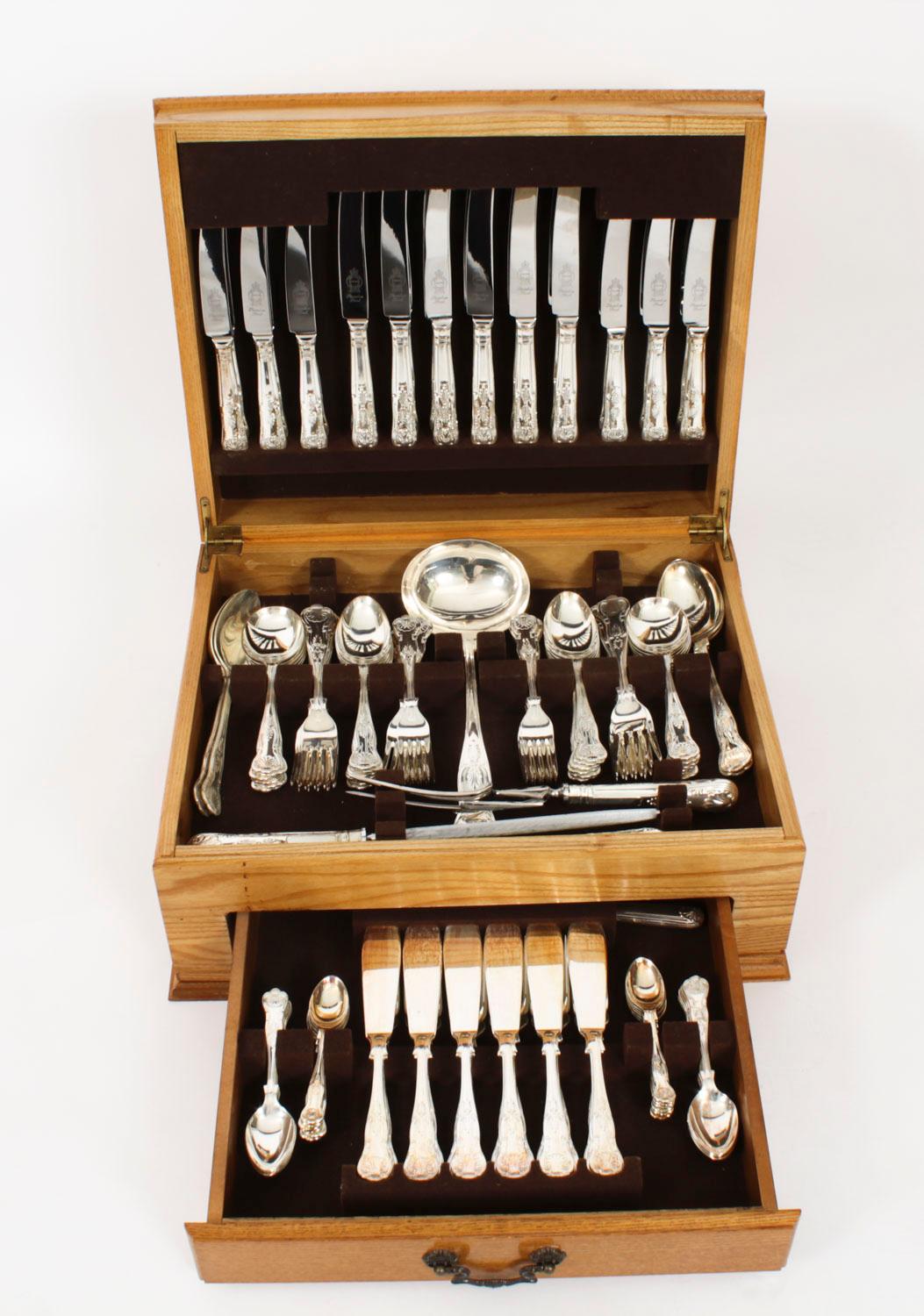An elegant Vintage English Sheffield silverplated twelve place setting 138 piece canteen of cutlery marked Sheffield EPNS, late 20th Century in date.

This impressive set includes a beautiful blond oak case with brown felt lining, the complete of