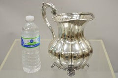 Pichet à eau victorien anglais vintage en métal argenté reposant sur des pieds