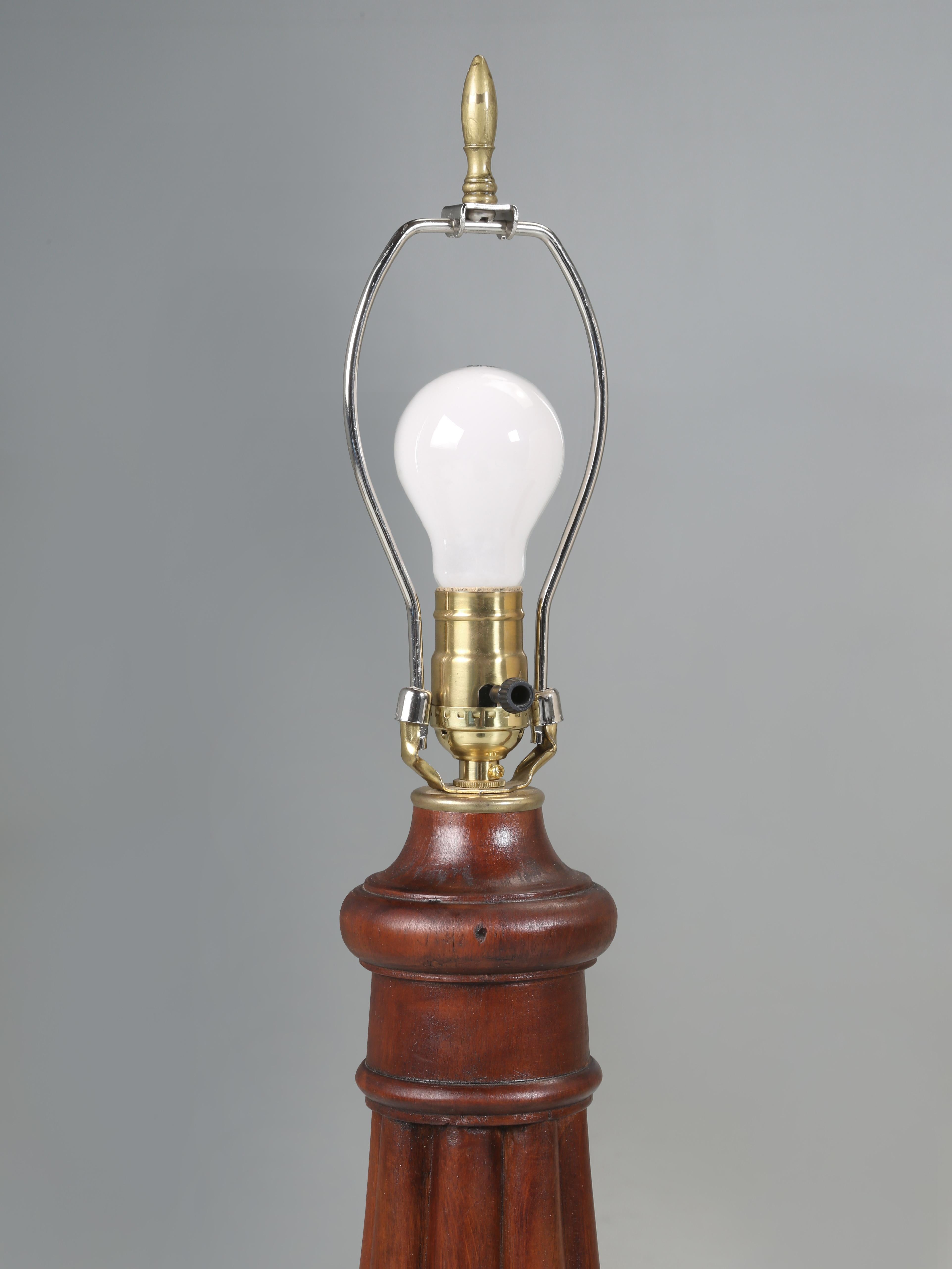 Englische Vintage-Tischlampen aus massivem Mahagoni, restauriert im Angebot 5