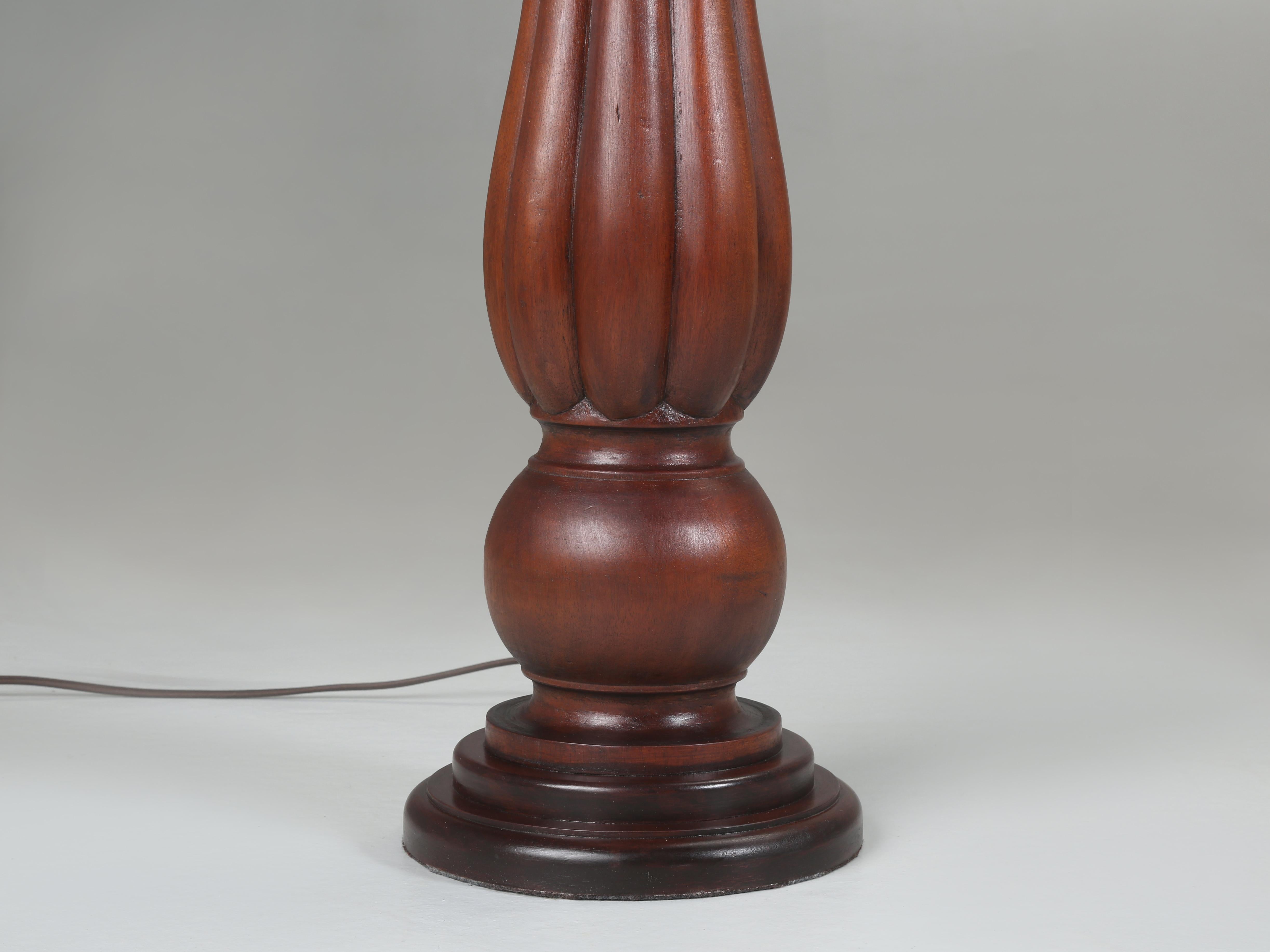 Englische Vintage-Tischlampen aus massivem Mahagoni, restauriert im Angebot 1