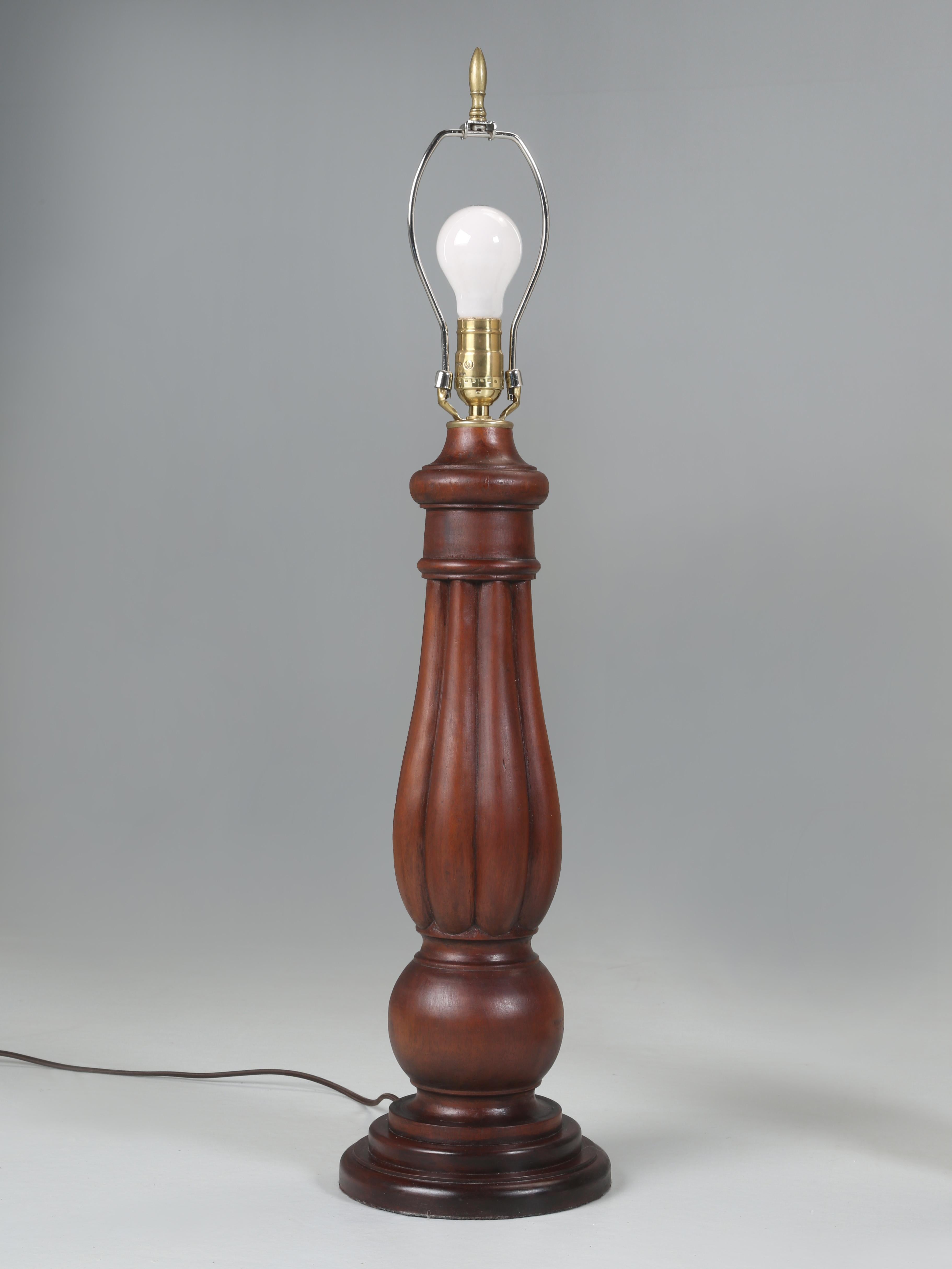 Englische Vintage-Tischlampen aus massivem Mahagoni, restauriert im Angebot 4