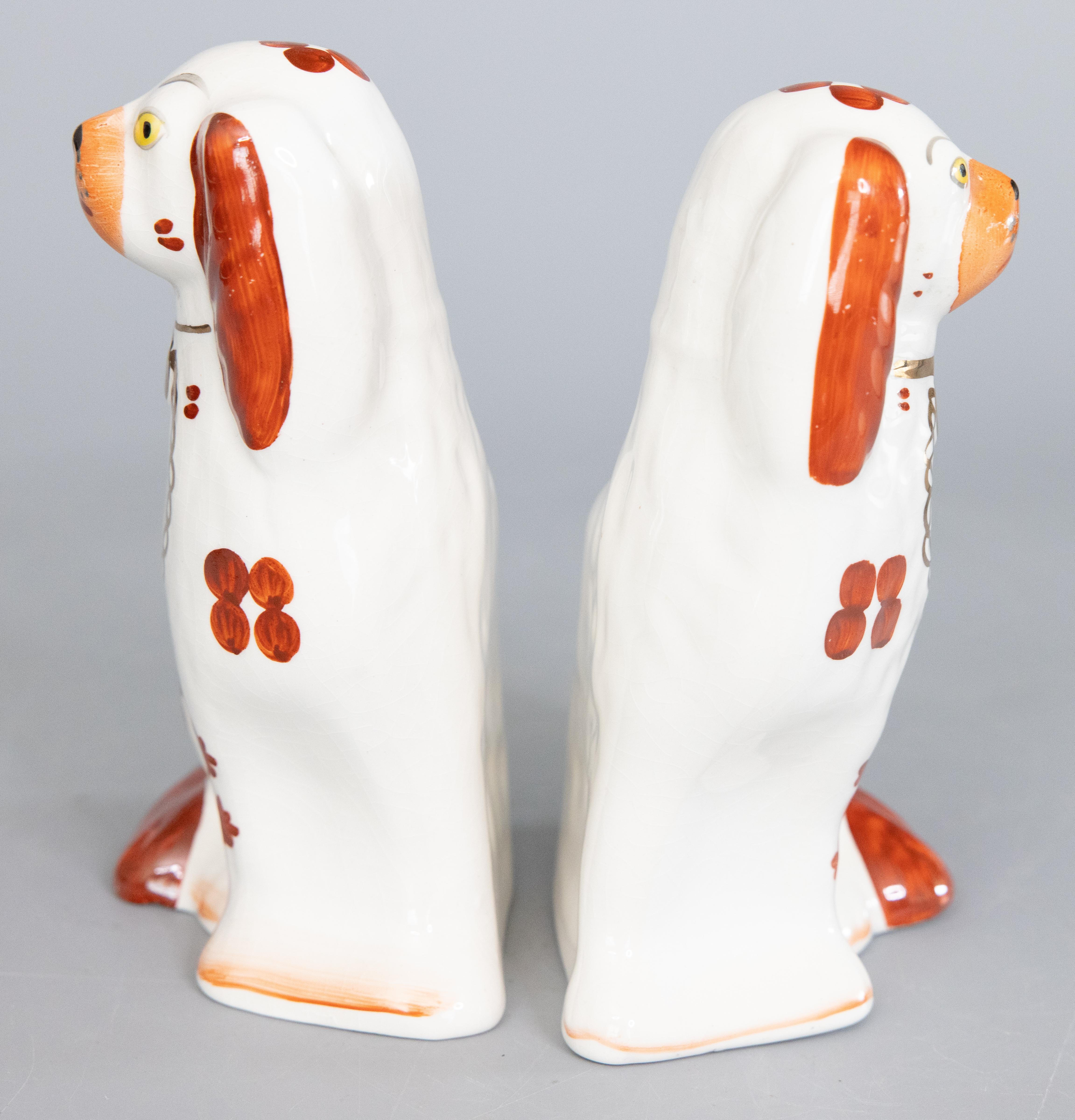 Una meravigliosa coppia vintage di cani Staffordshire russet spaniel inglesi con accenti dorati, circa 1950. Marchio 