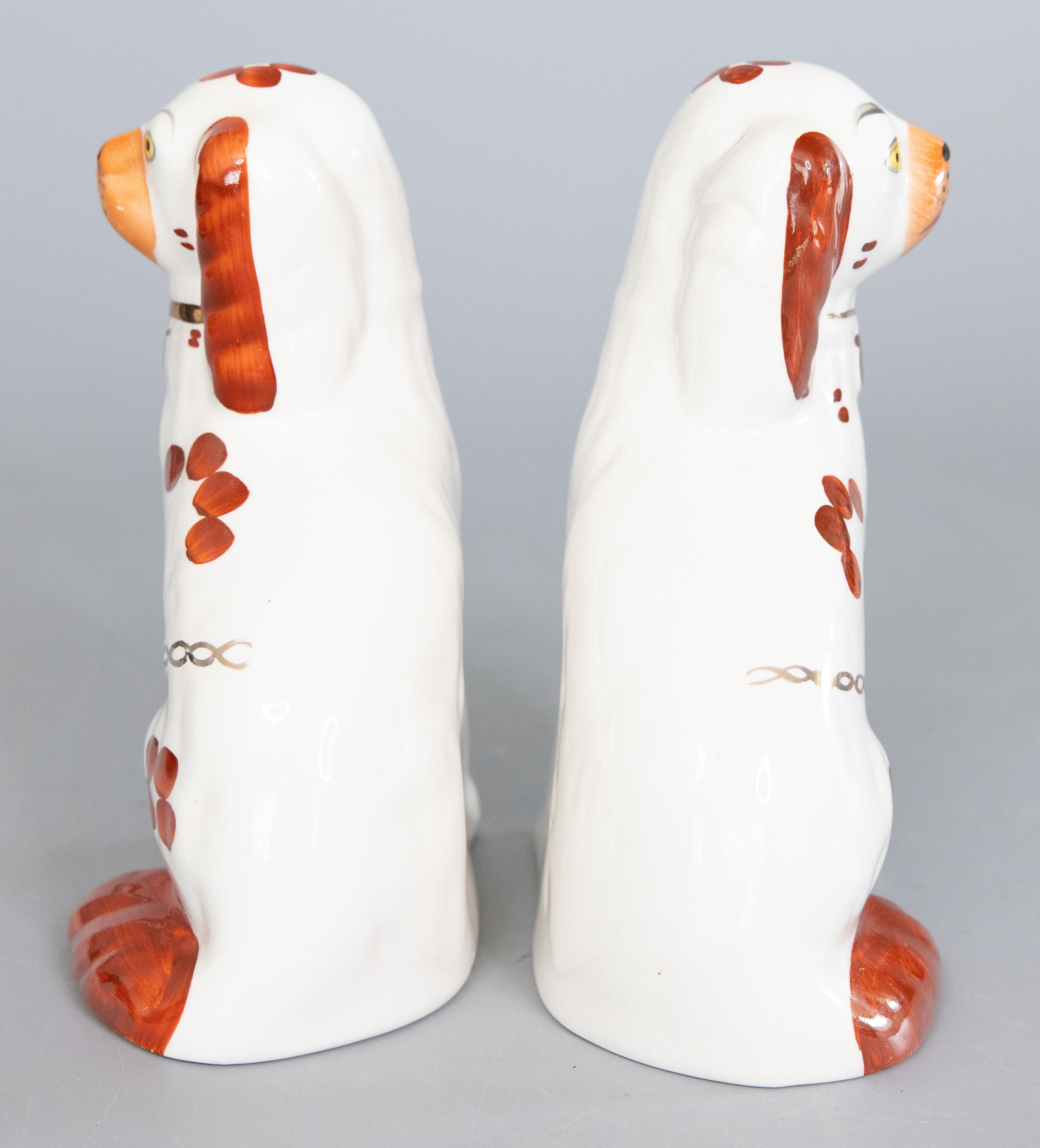 Inglese Figurine d'epoca di cani Staffordshire Spaniel Russet - una coppia in vendita