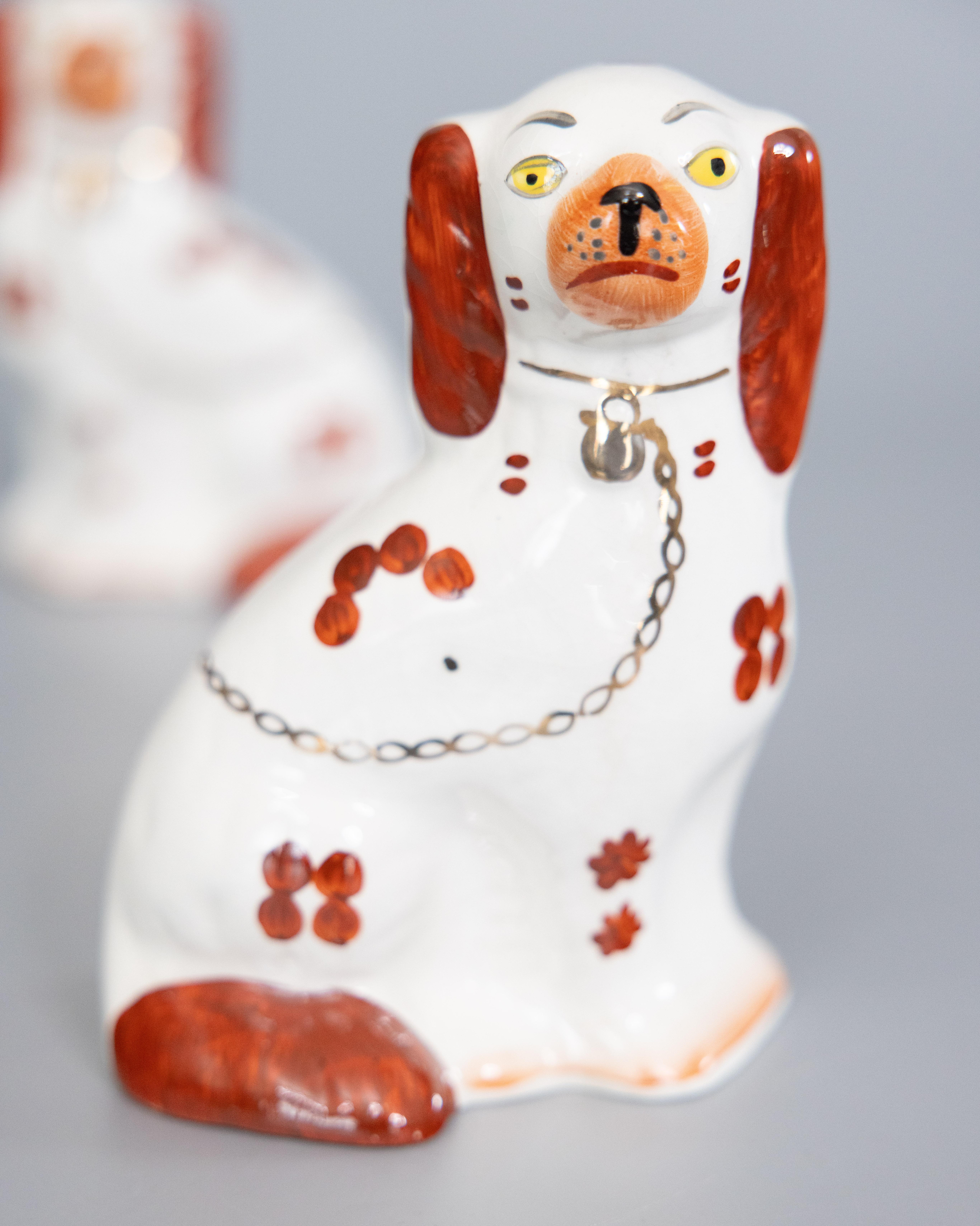 Figurine d'epoca di cani Staffordshire Spaniel Russet - una coppia In condizioni buone in vendita a Pearland, TX