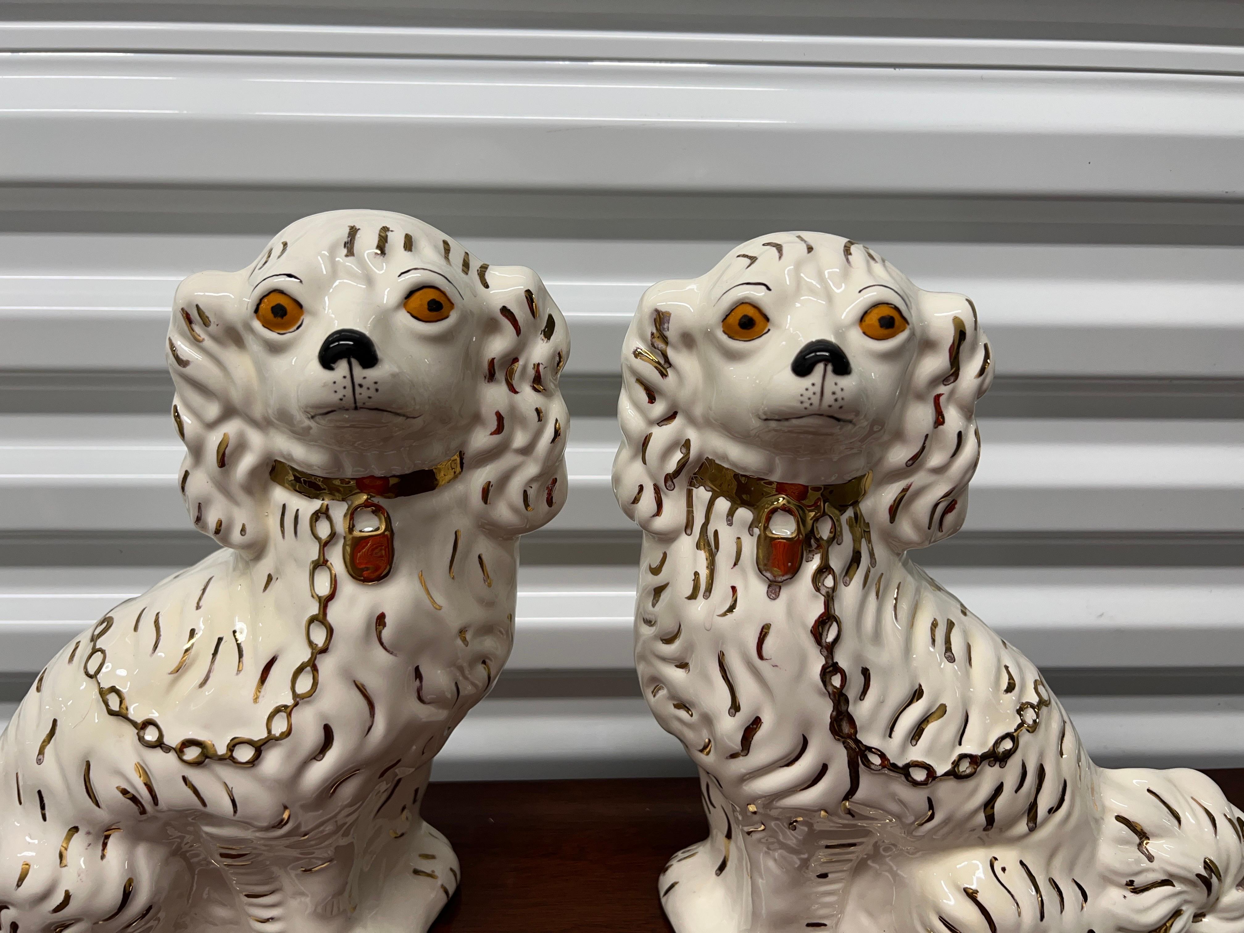 Dogs anglais de style Staffordshire, blanc et or Bon état - En vente à Atlanta, GA