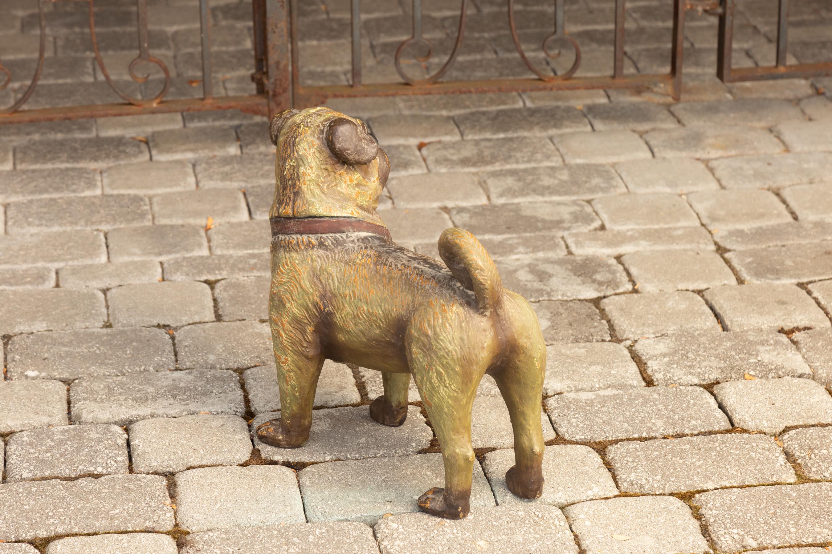 Scultura inglese vintage di composizione di carlino in piedi con occhi e collare in vetro in vendita 2