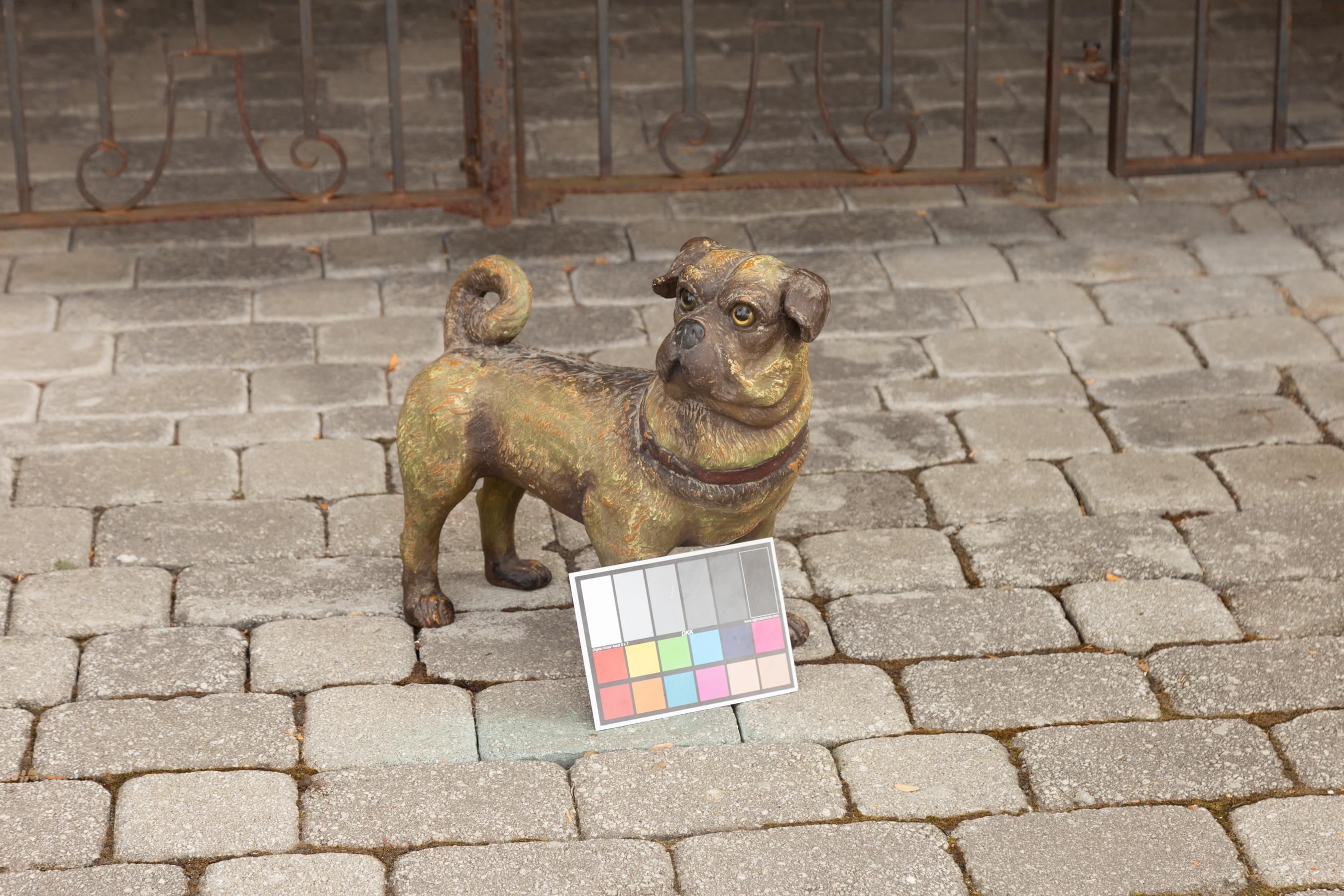 Scultura inglese vintage di composizione di carlino in piedi con occhi e collare in vetro in vendita 3