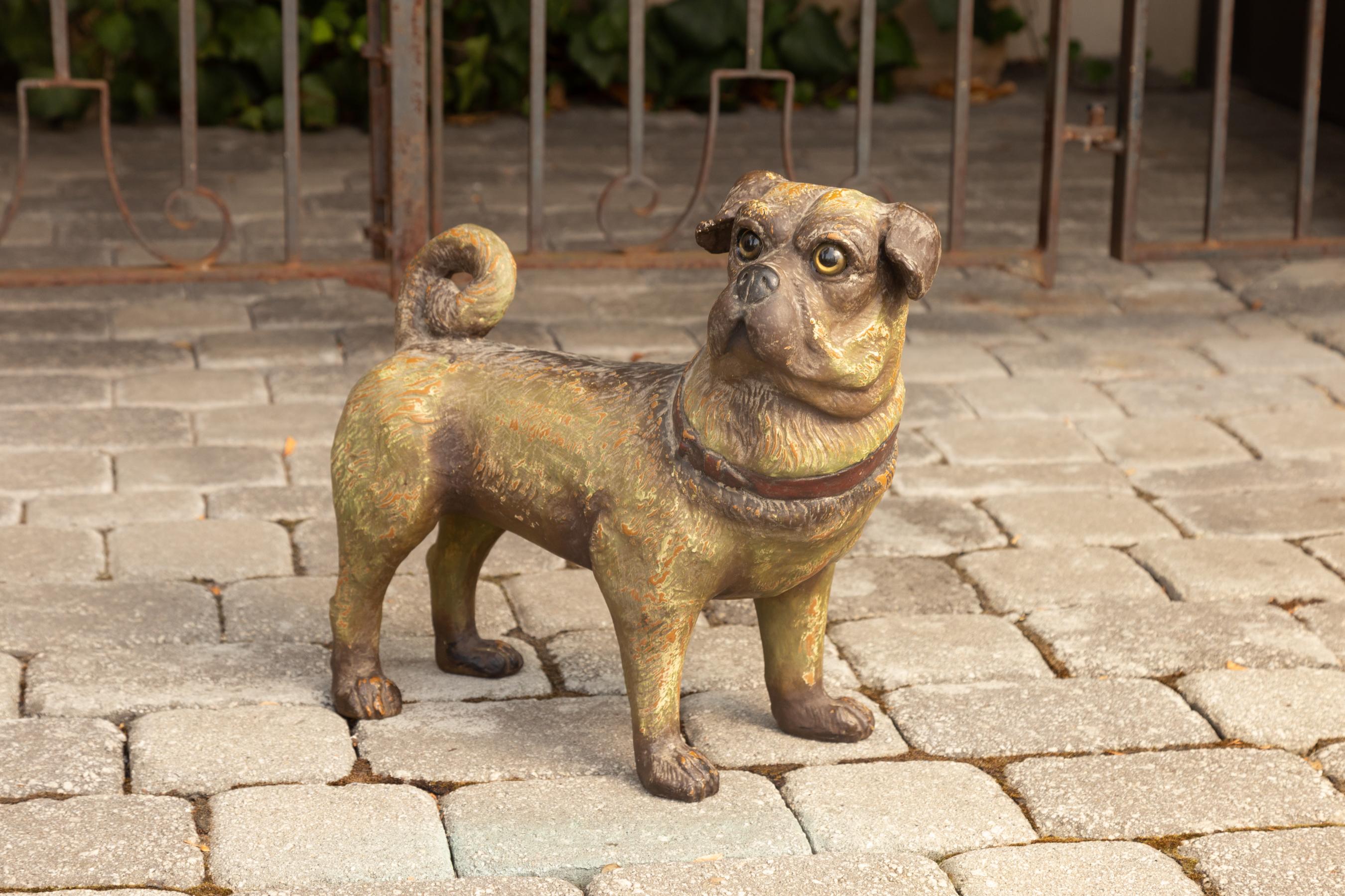 Inglese Scultura inglese vintage di composizione di carlino in piedi con occhi e collare in vetro in vendita