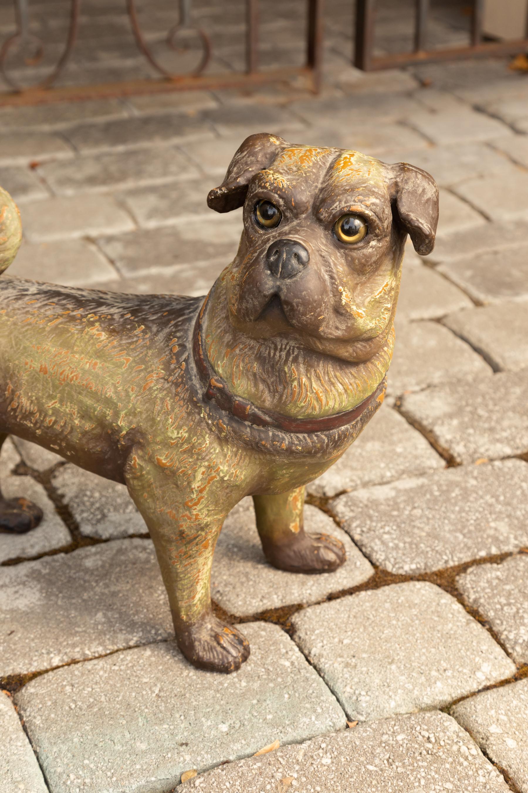 XX secolo Scultura inglese vintage di composizione di carlino in piedi con occhi e collare in vetro in vendita