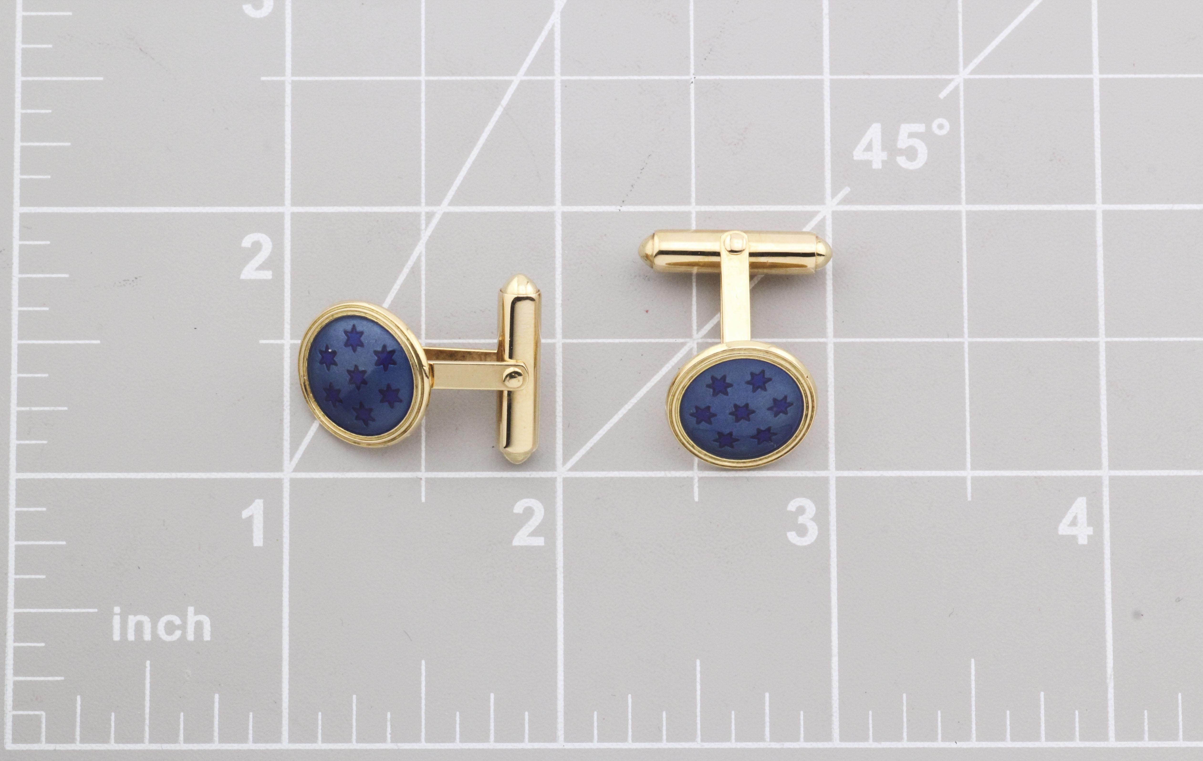 Diese Manschettenknöpfe mit englischem Davidstern aus Emaille sind eine meisterhafte Mischung aus Kunstfertigkeit und Tradition, gefertigt aus 18 Karat Gelbgold mit einem atemberaubenden runden Design. Das Herzstück ist eine leuchtend blaue Emaille,