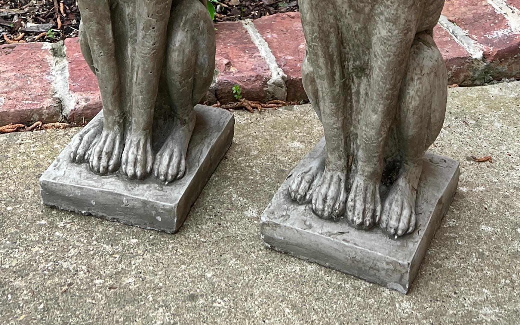 Victorien Statues anglaises vintage DOGS PAIR Figures de jardin en pierre moulée Décoration de Yard 22 pouces de haut en vente