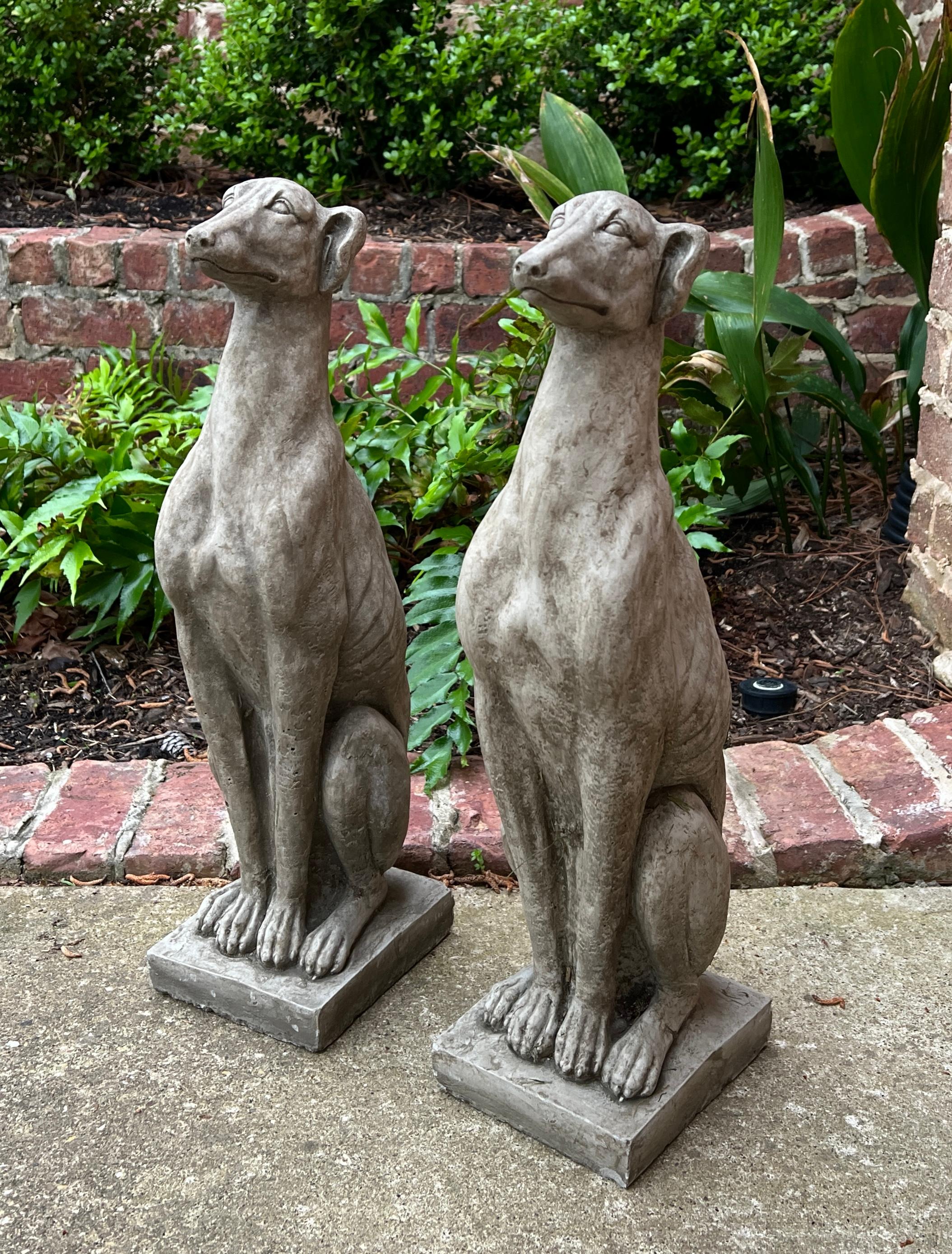 Anglais Statues anglaises vintage DOGS PAIR Figures de jardin en pierre moulée Décoration de Yard 22 pouces de haut en vente