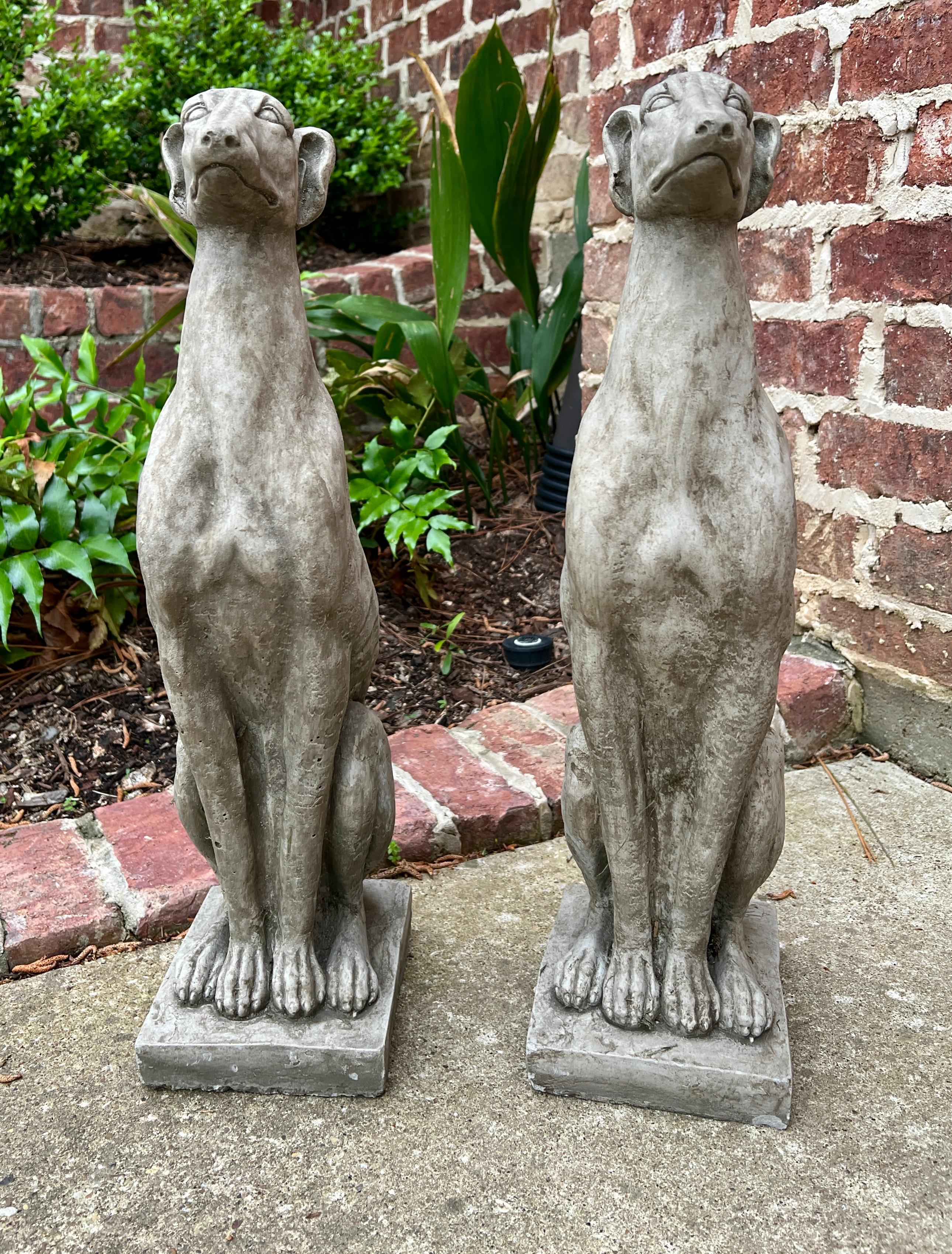 Statues anglaises vintage DOGS PAIR Figures de jardin en pierre moulée Décoration de Yard 22 pouces de haut Bon état - En vente à Tyler, TX