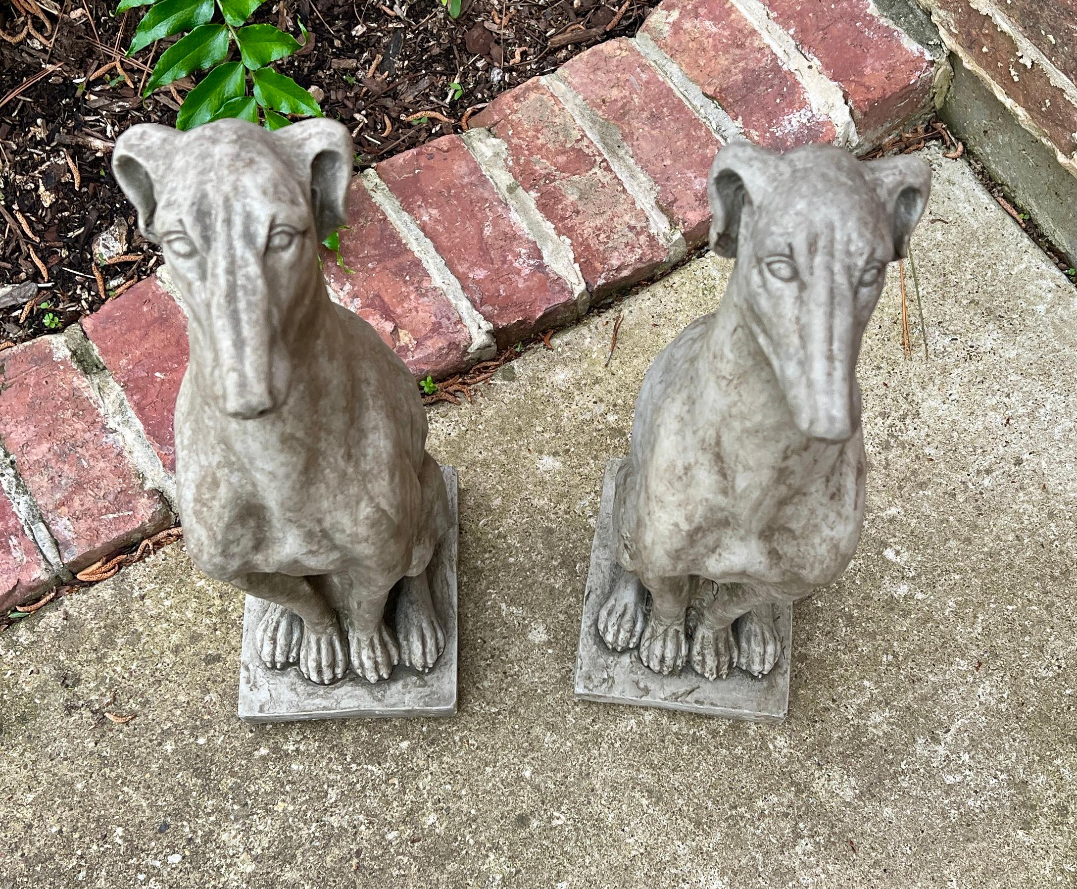 20ième siècle Statues anglaises vintage DOGS PAIR Figures de jardin en pierre moulée Décoration de Yard 22 pouces de haut en vente
