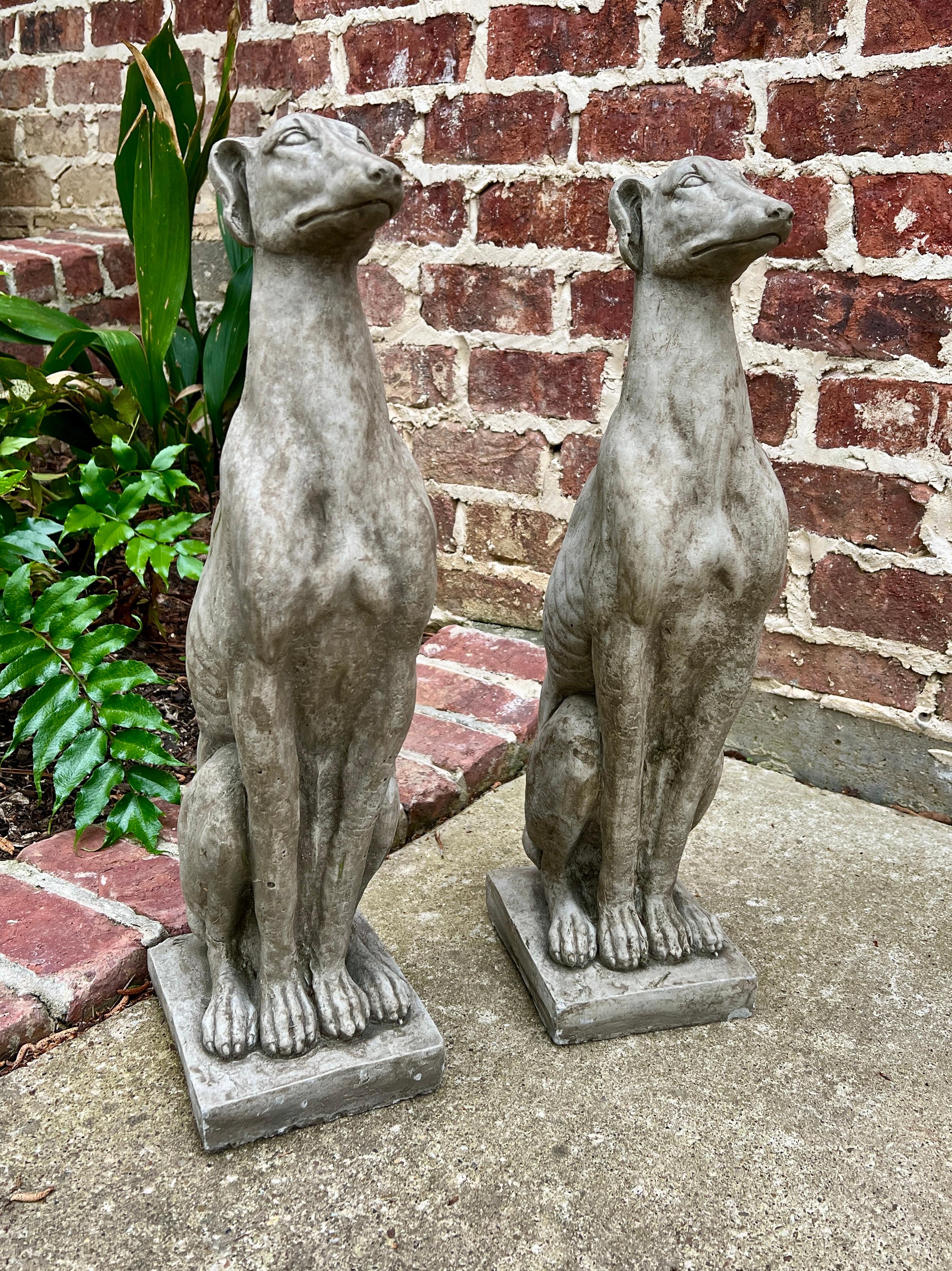 Pierre Statues anglaises vintage DOGS PAIR Figures de jardin en pierre moulée Décoration de Yard 22 pouces de haut en vente