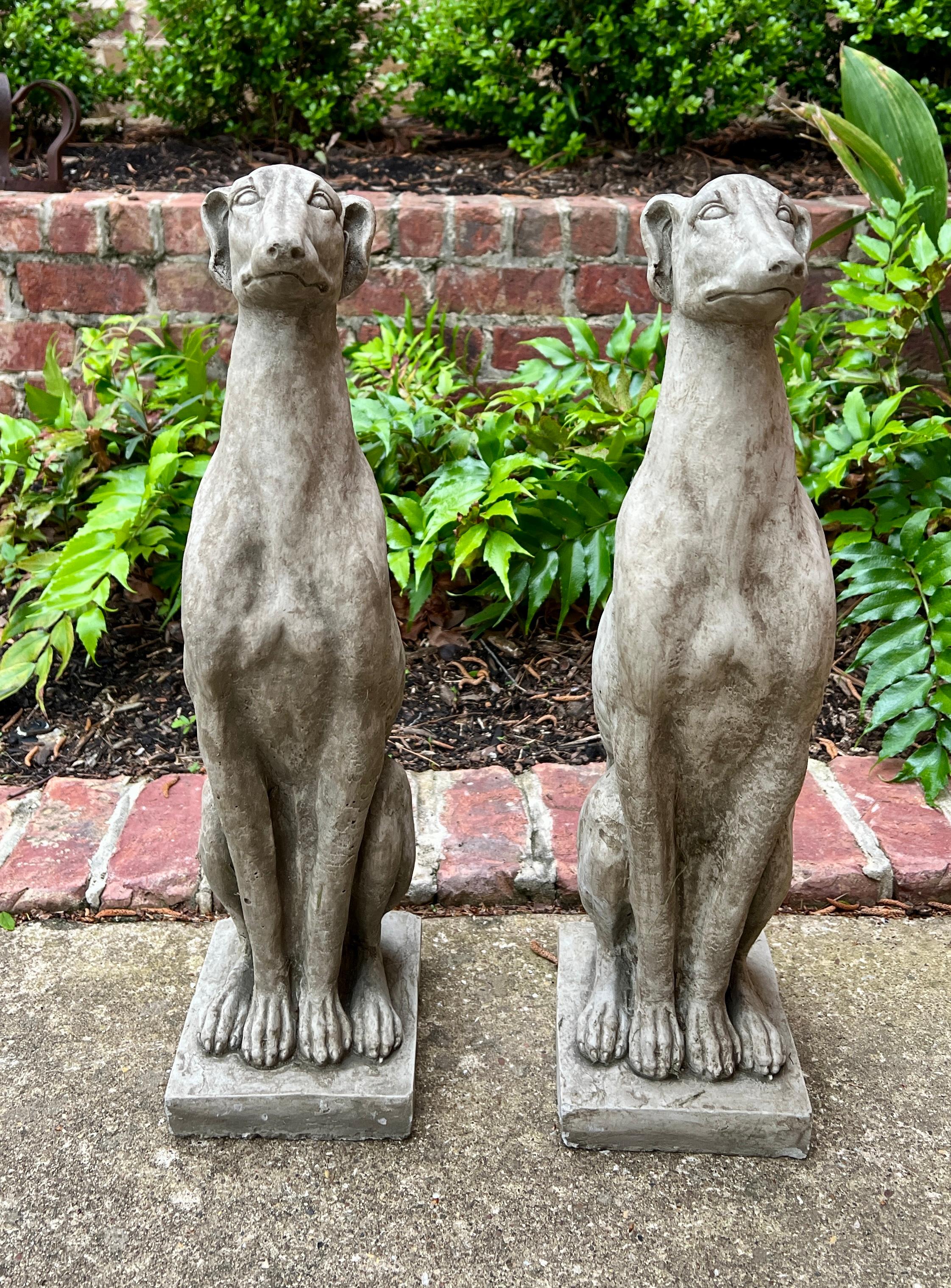 Statues anglaises vintage DOGS PAIR Figures de jardin en pierre moulée Décoration de Yard 22 pouces de haut en vente 1