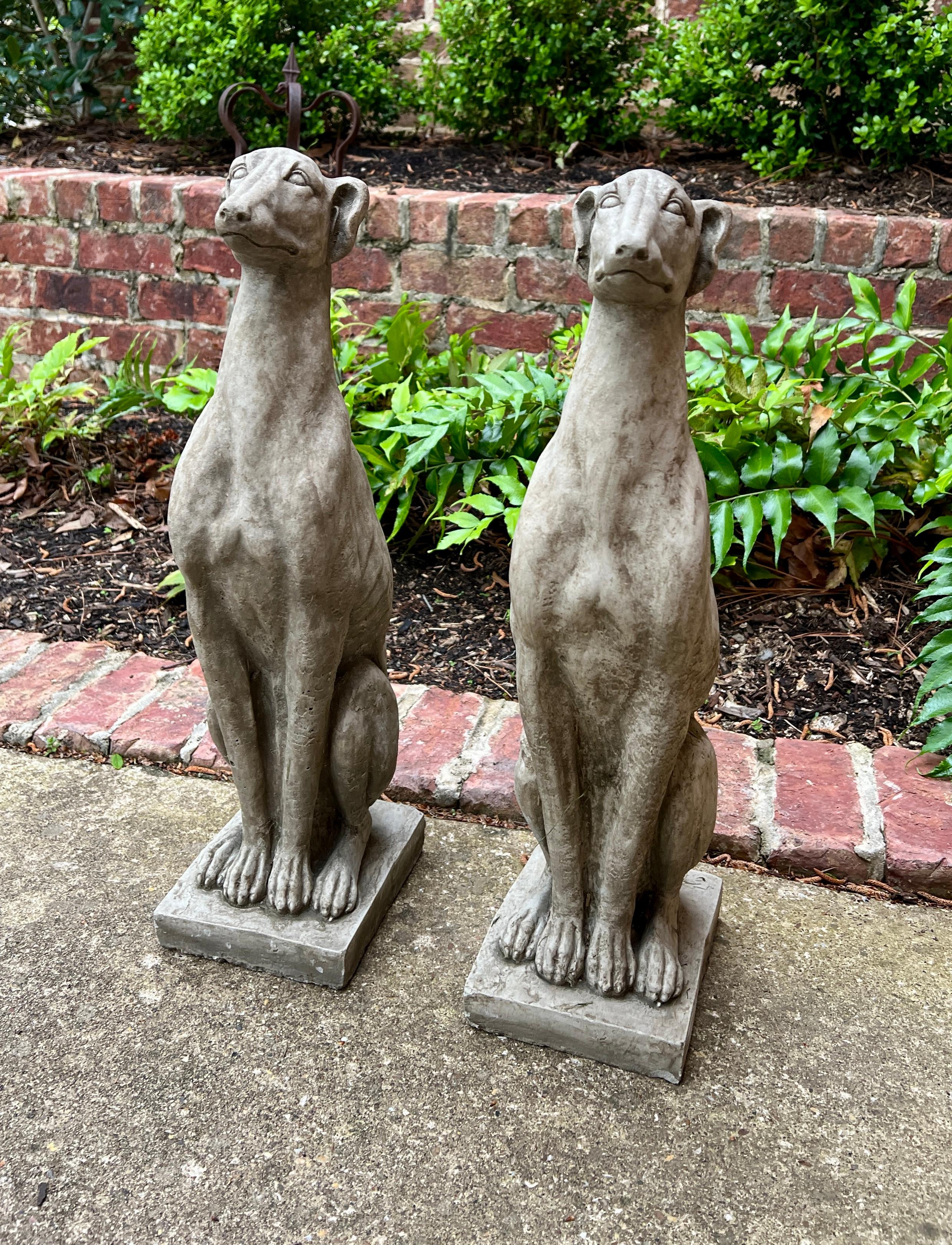 Statues anglaises vintage DOGS PAIR Figures de jardin en pierre moulée Décoration de Yard 22 pouces de haut en vente 2