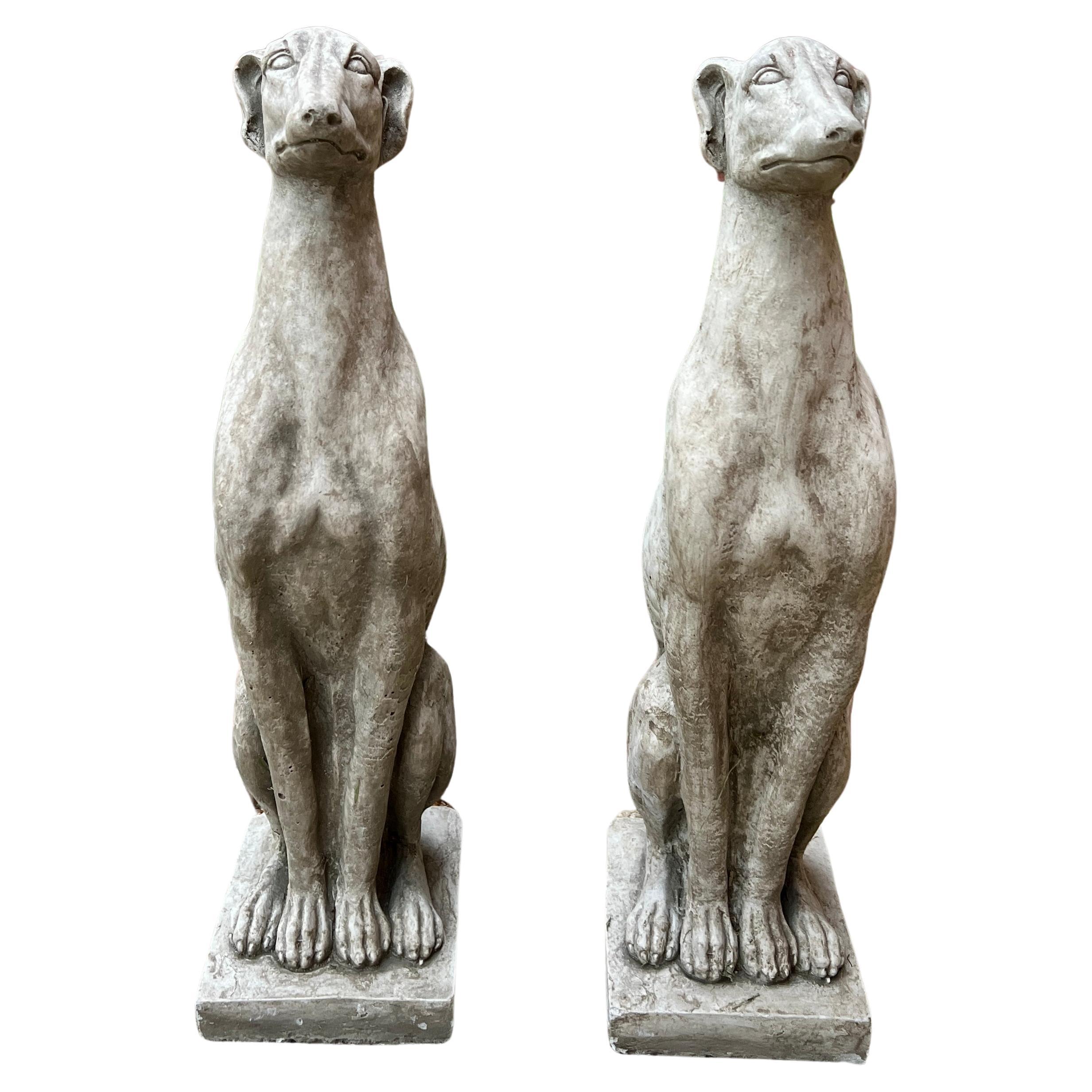 Statues anglaises vintage DOGS PAIR Figures de jardin en pierre moulée Décoration de Yard 22 pouces de haut en vente