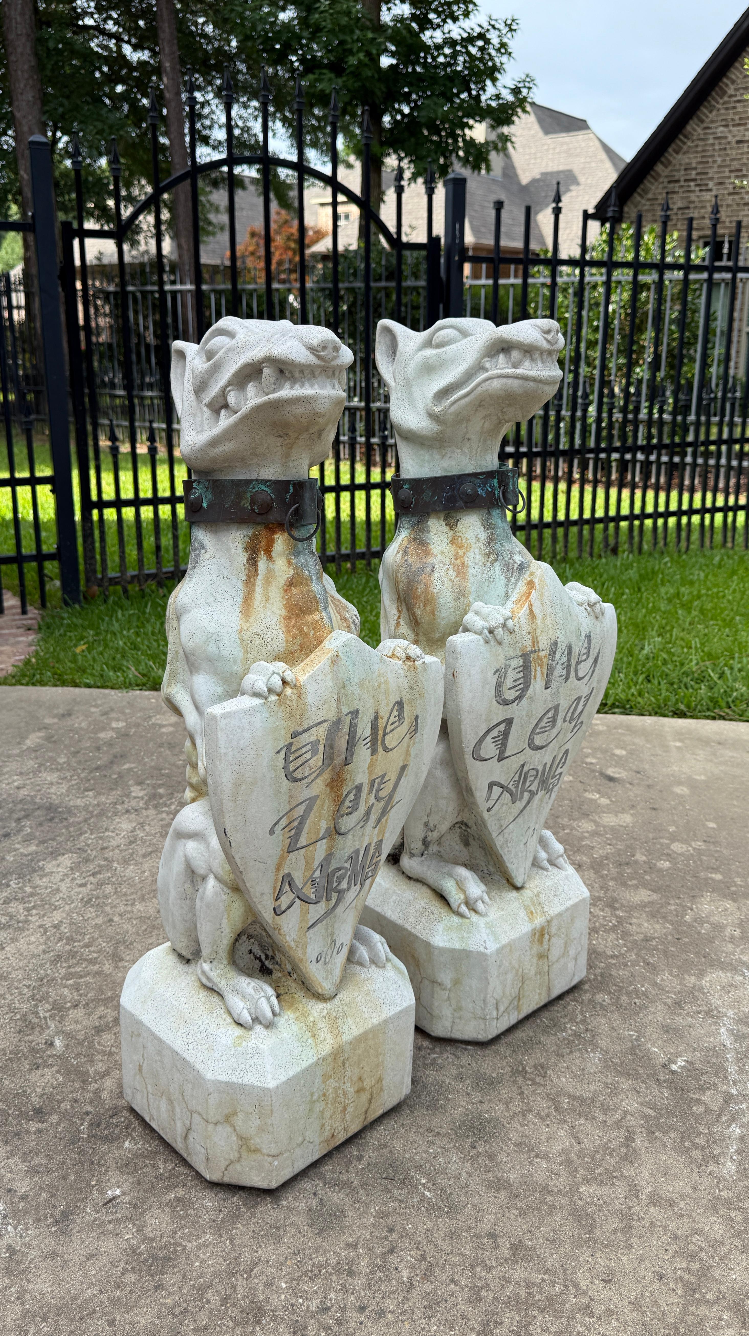 Statue inglesi d'epoca da giardino Gargoyles Collari in ottone A. Stone Coppia in vendita 12