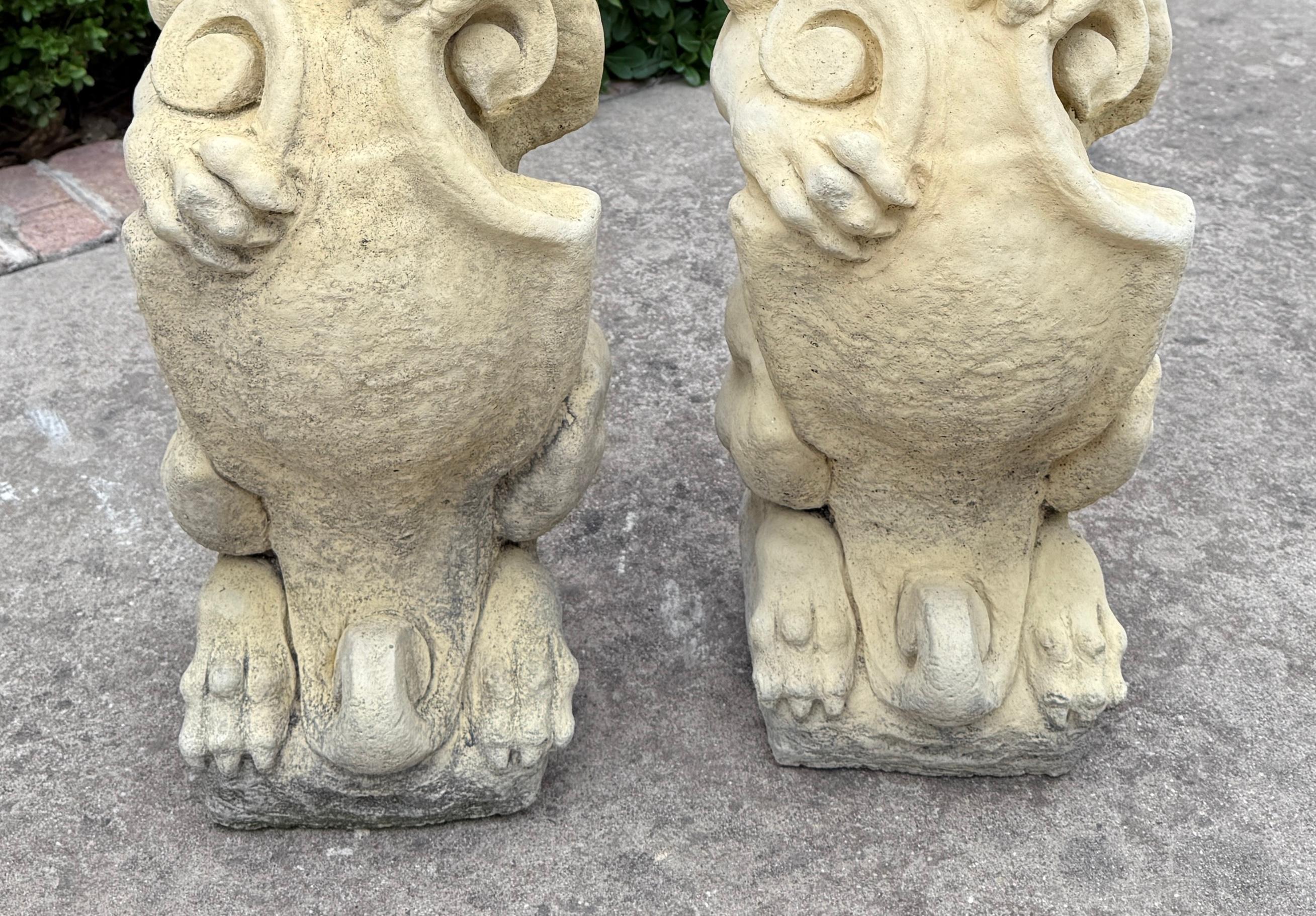 Vintage English Statuen Garten Figuren Gargoyles Schild Guss Stein Paar im Angebot 8