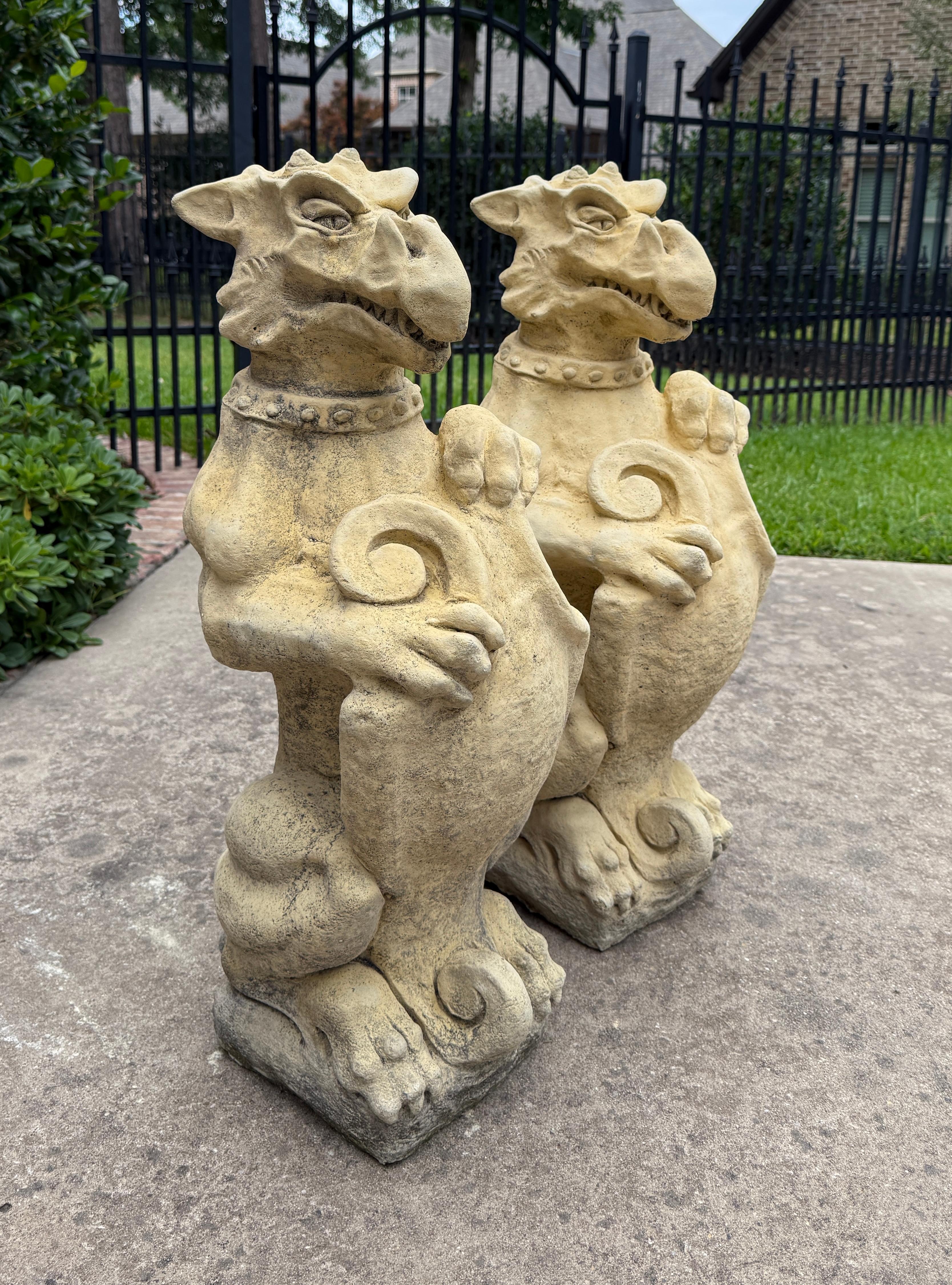 Vintage English Statuen Garten Figuren Gargoyles Schild Guss Stein Paar (Viktorianisch) im Angebot
