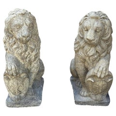 Statues de jardin anglaises vintage représentant des lions assis en pierre moulée avec des ferrures