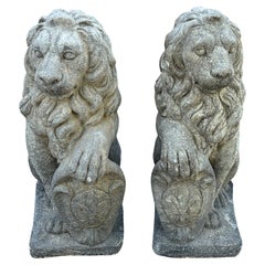 Paire de statues de jardin anglaises vintage en pierre moulée représentant des lions assis en forme de bouclier