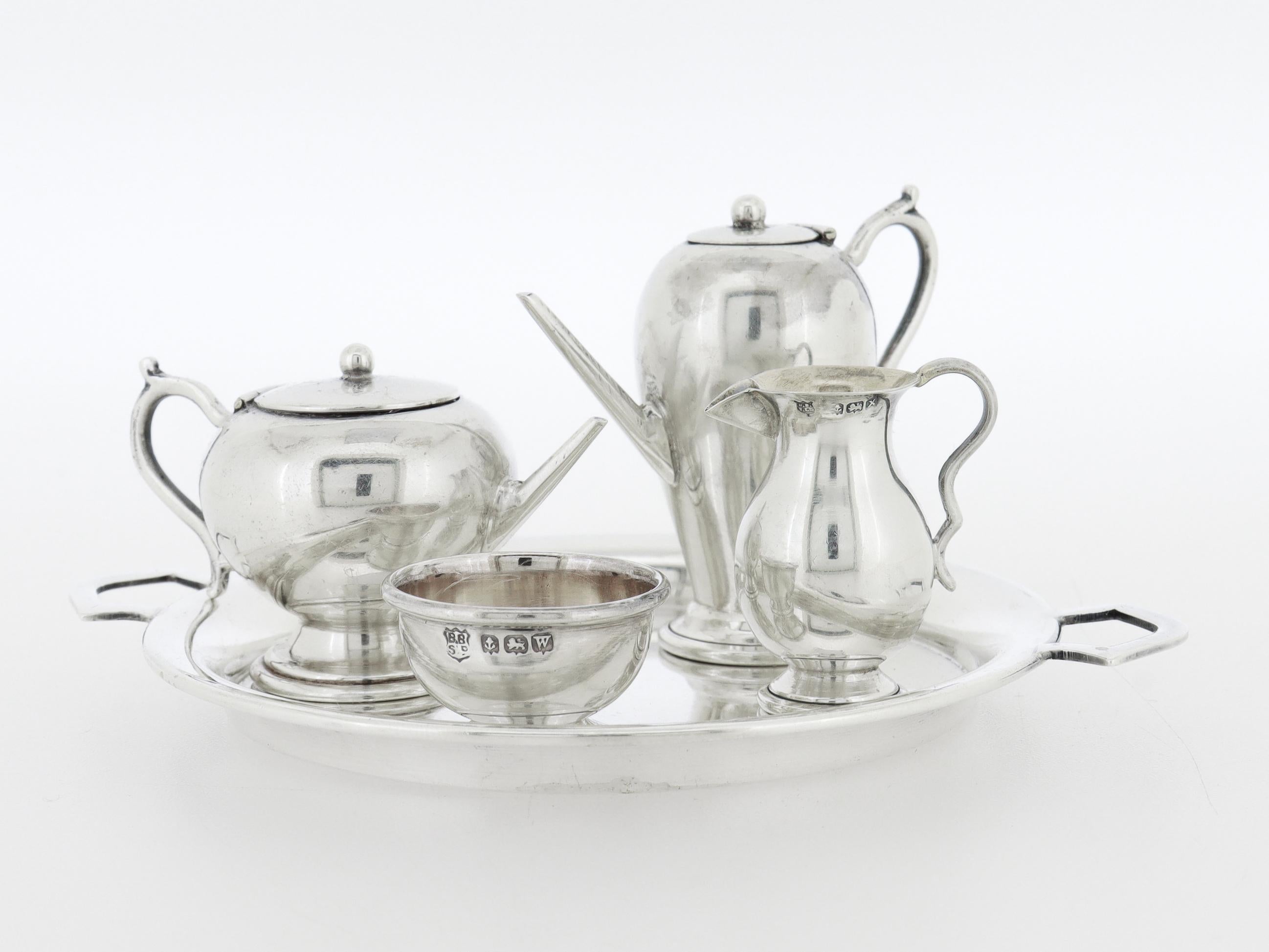 Britannico Set da tè in miniatura della casa delle bambole inglese vintage in argento sterling di Barker Brothers in vendita