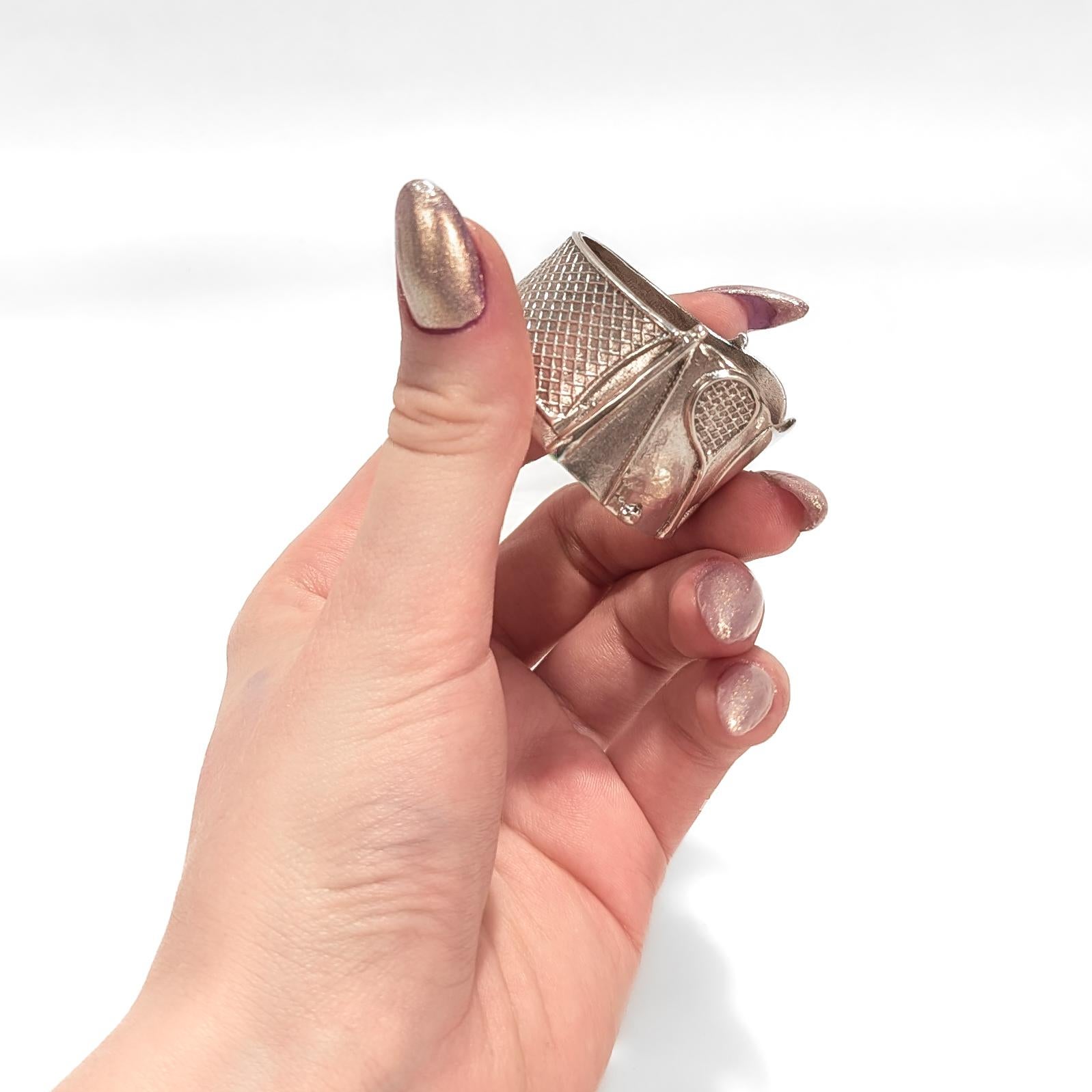 Vintage English Sterling Silver Tennis-Thema Figural Serviettenring (Moderne) im Angebot