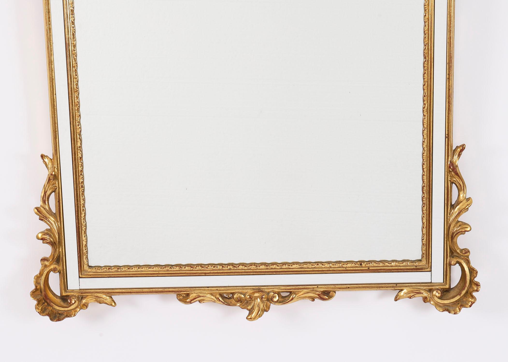 Espejo inglés vintage simétrico de madera dorada 107x61cm pulgadas Mediados del siglo XX Madera dorada en venta