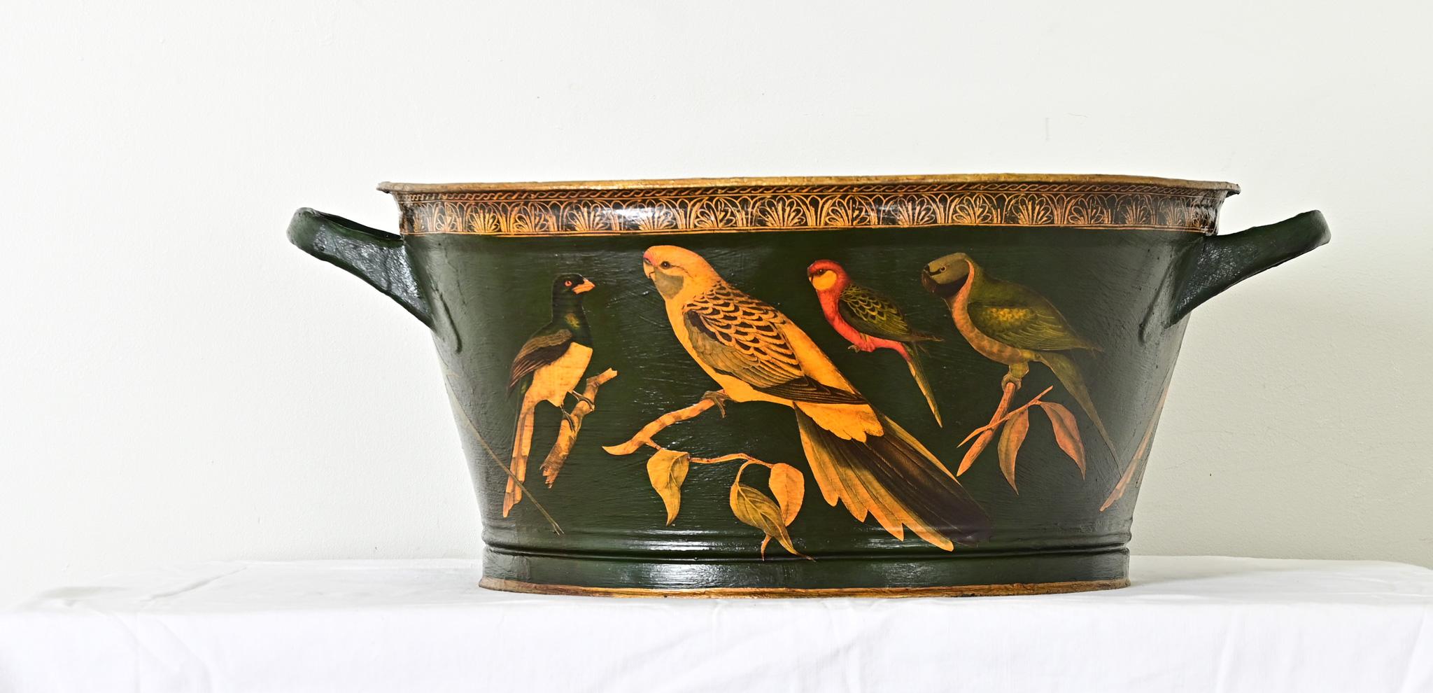 Ce seau anglais ancien a été récemment repeint et décoré de perruches et d'autres amis aviaires. La taille importante de la poubelle offre une toile magnifique pour la peinture vert chasseur qui contraste avec les oiseaux vibrants et la bordure de