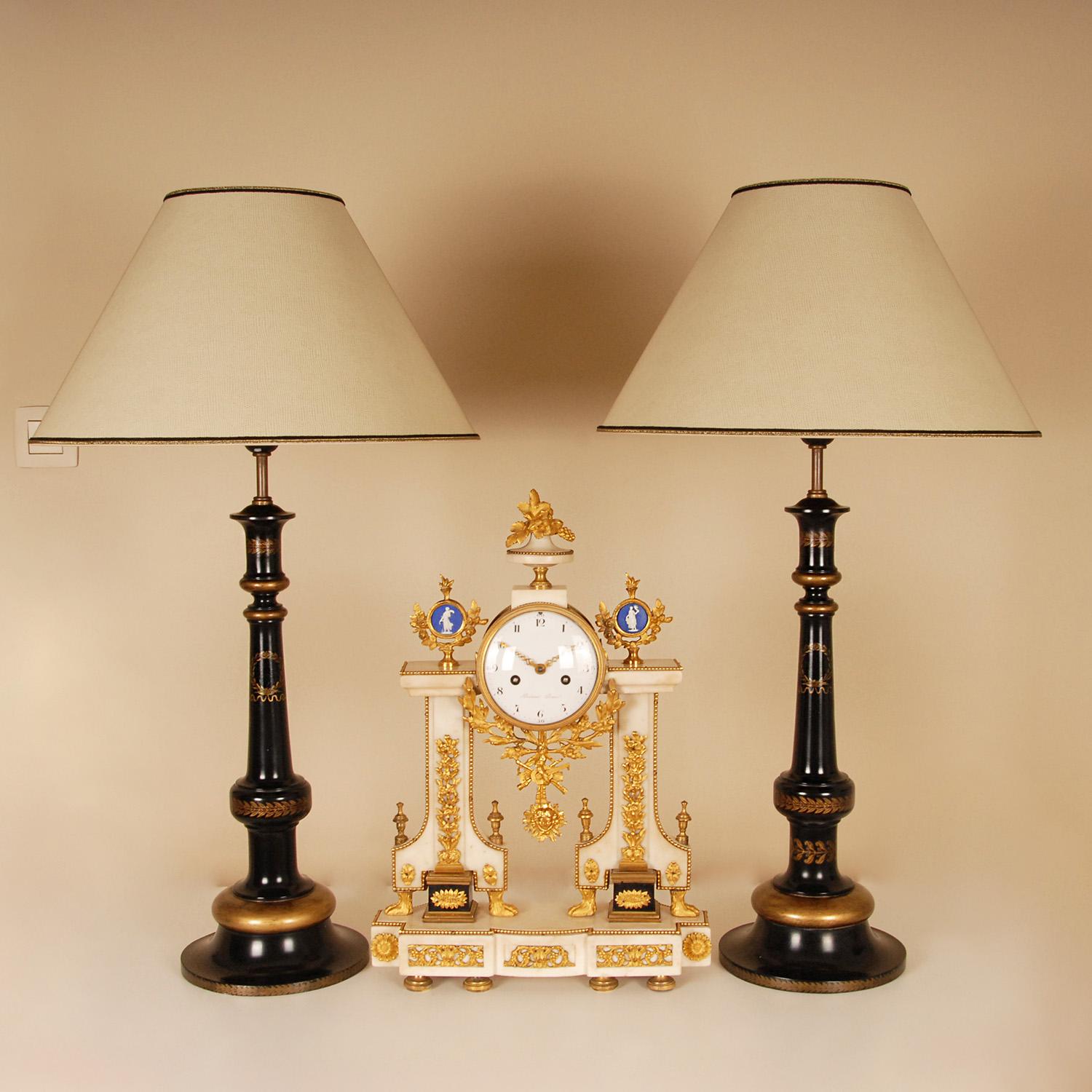 Vintage Tradidional English Table Lamps Black and Gold Column Table Lamps
Style: English, Vintage, Victorian, Mid Century, Traditional, Classic
Design: Traditional Victorian Column lamps in the manner of Caldwell, Chapman, Henredon,
Maison Bagues,