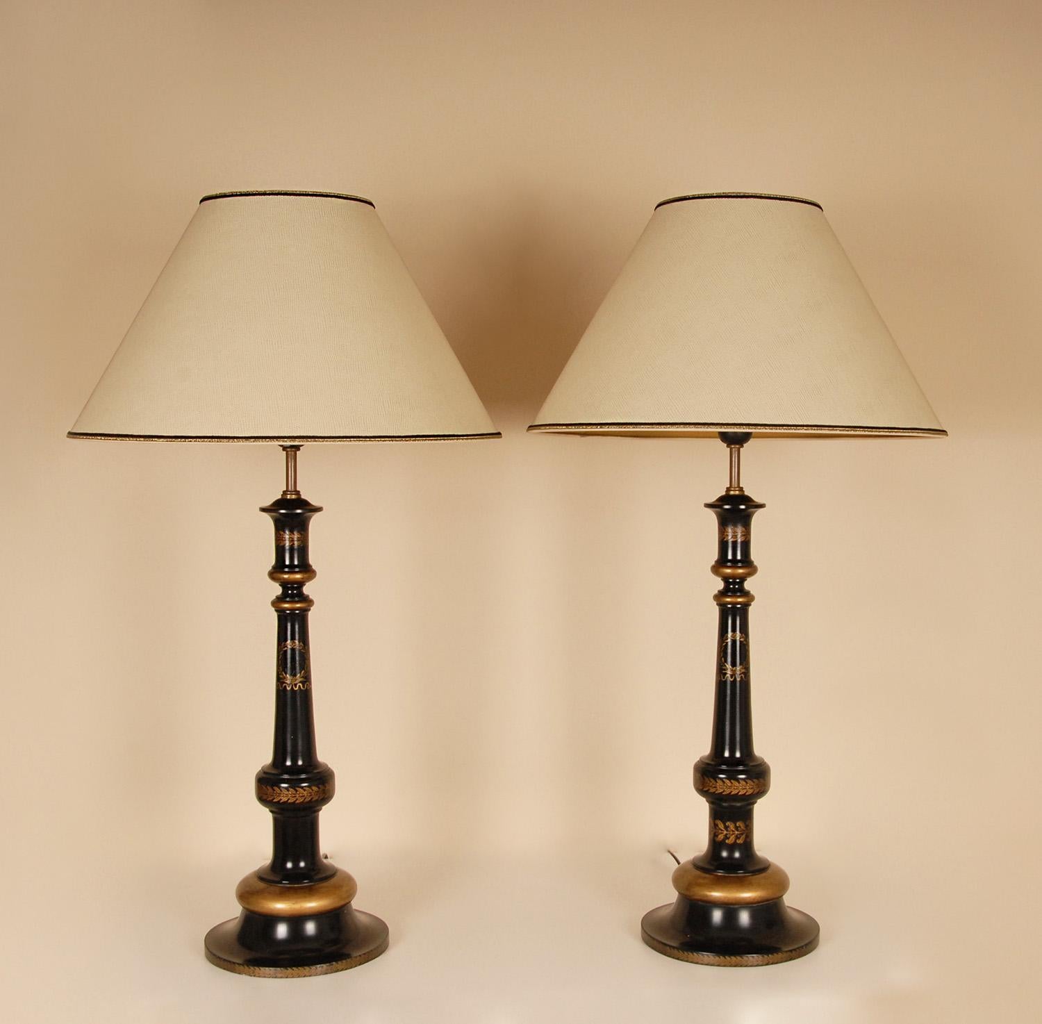 Imitation cuir Lampes traditionnelles anglaises dorées, noires et ébénisées en vente