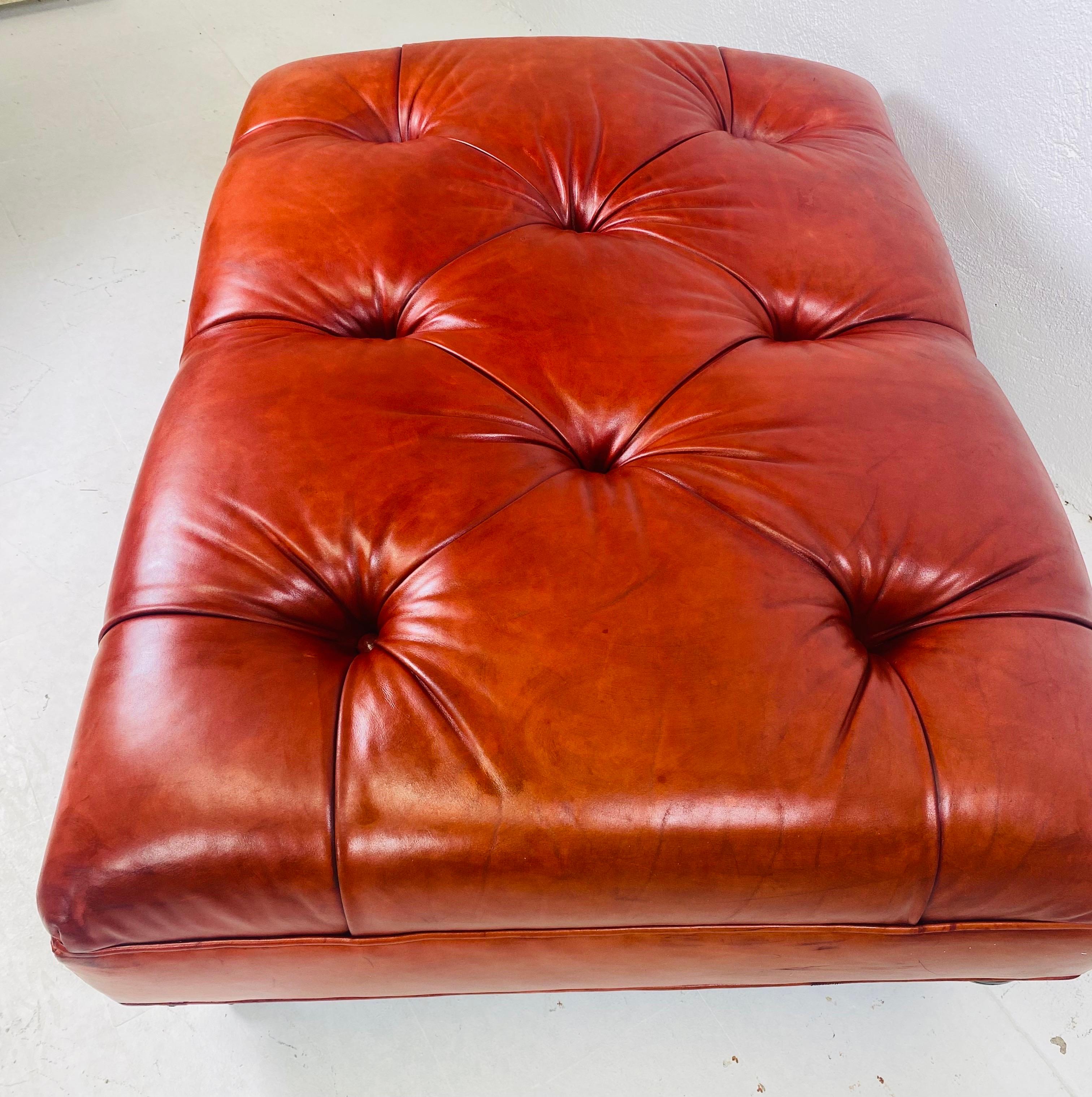 Vintage English traditional style tufted leather ottoman. In Good Condition For Sale In Allentown, PA