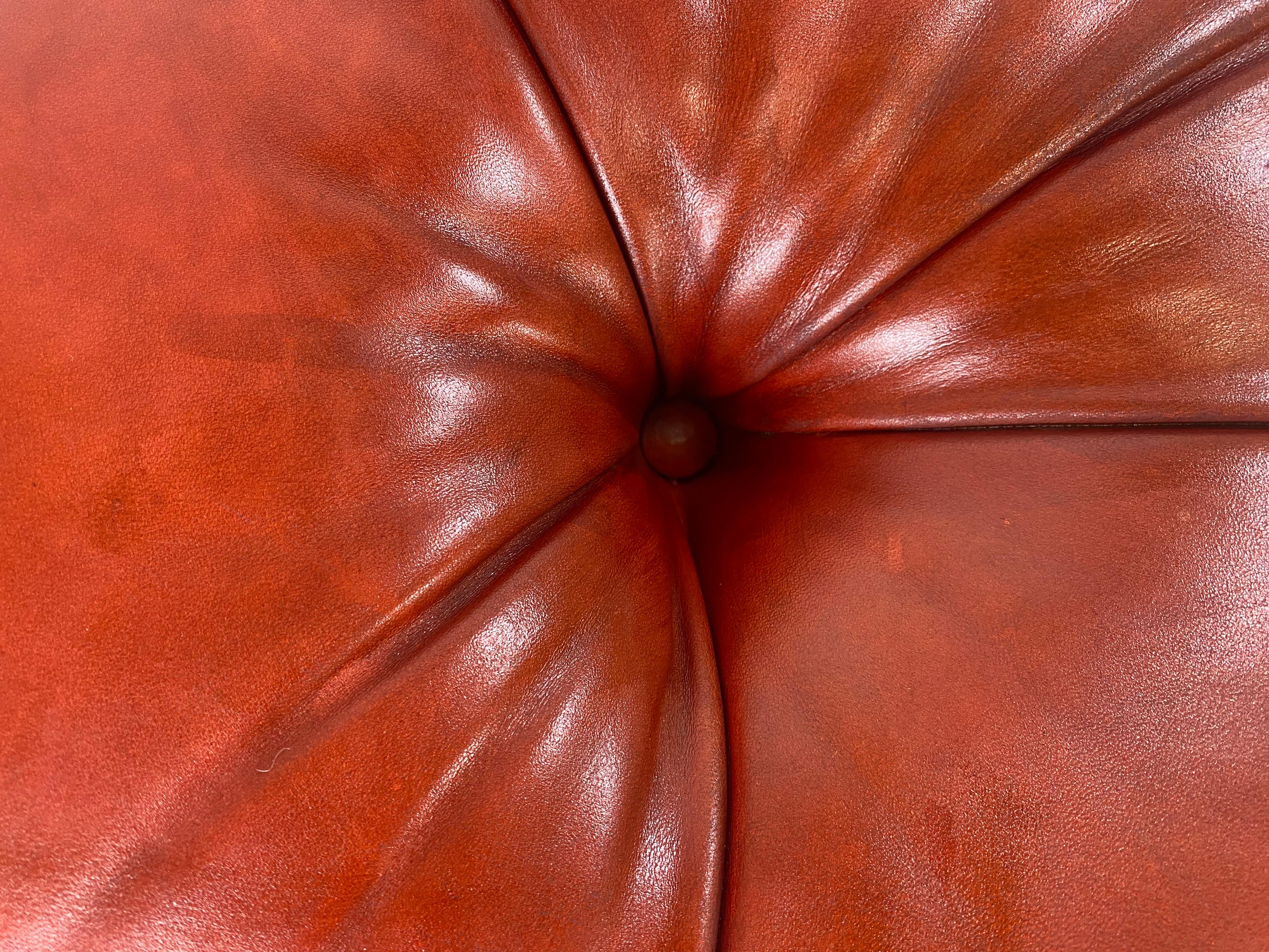 Late 20th Century Vintage English traditional style tufted leather ottoman. For Sale