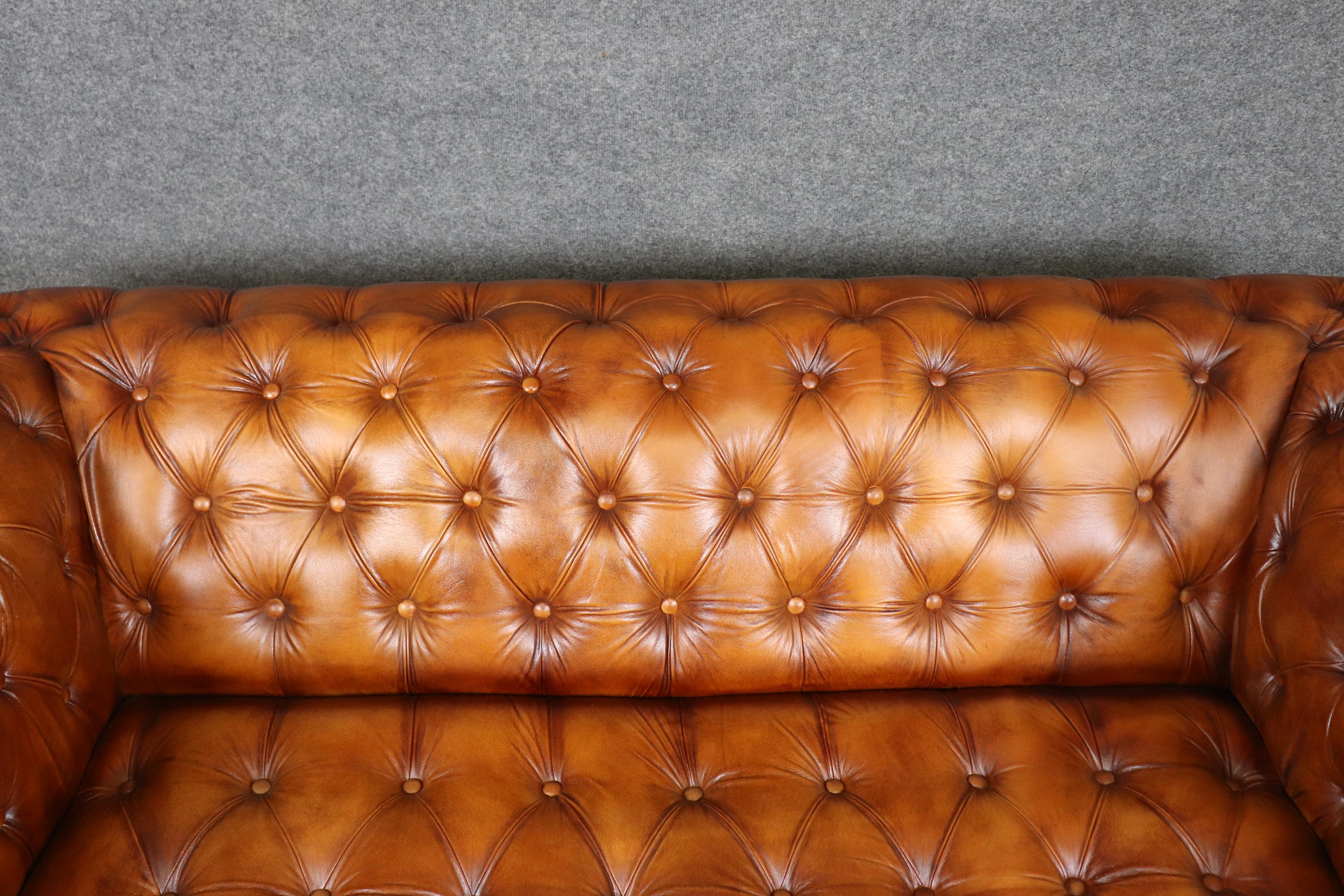 Divano inglese vintage in stile Chesterfield in pelle marrone con inserti in vendita 3