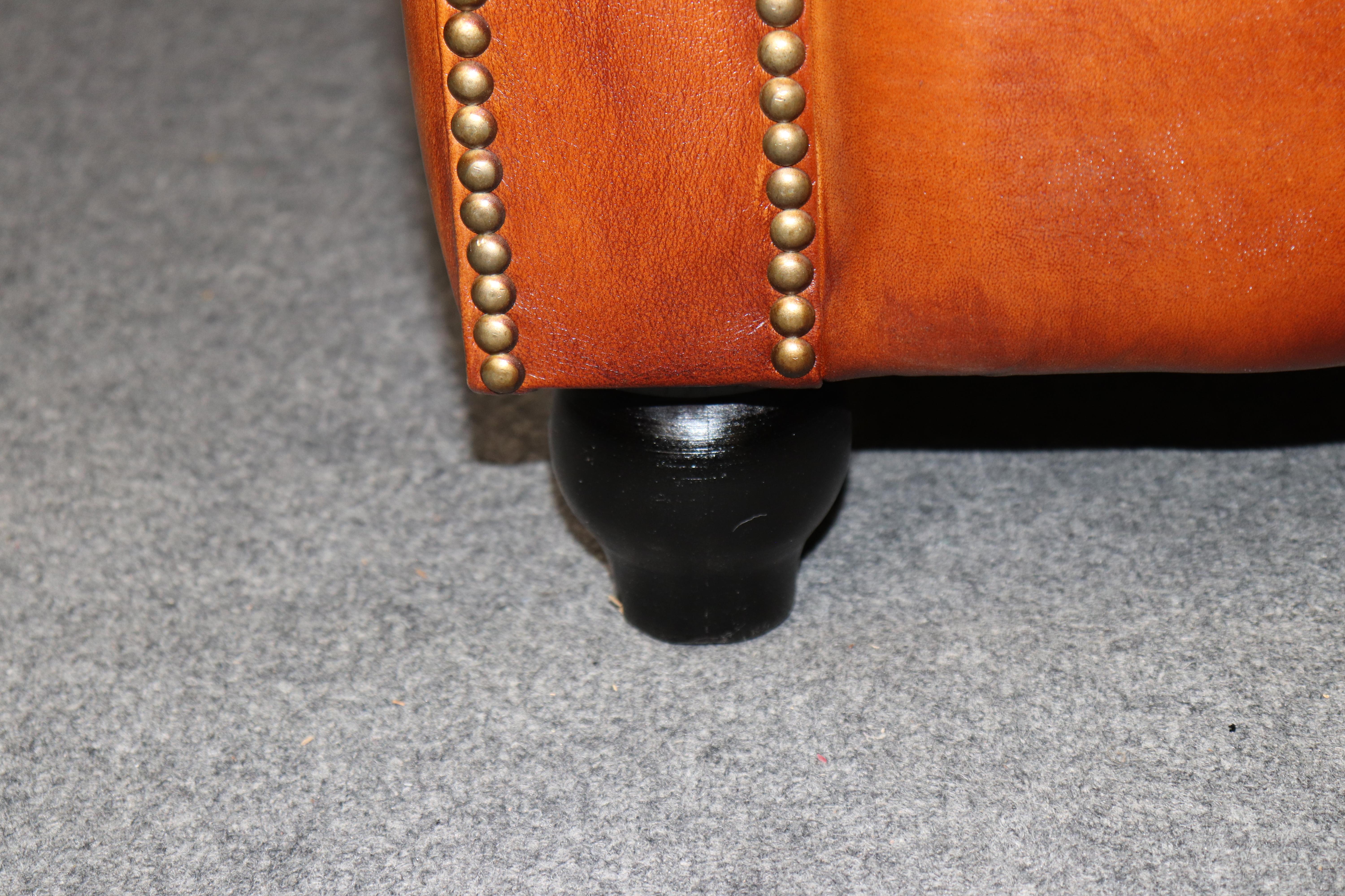 Divano inglese vintage in stile Chesterfield in pelle marrone con inserti in vendita 4