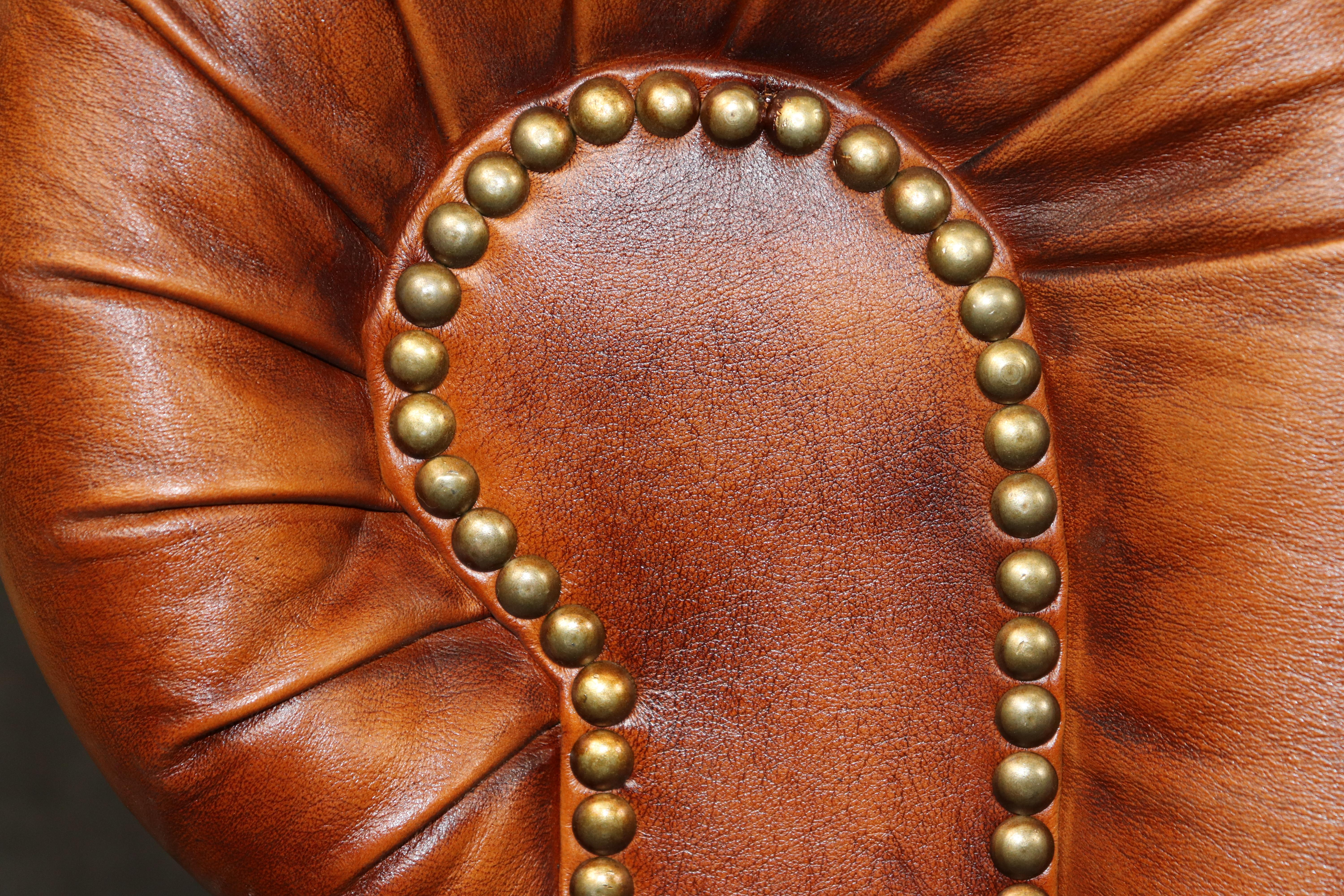Divano inglese vintage in stile Chesterfield in pelle marrone con inserti in vendita 5