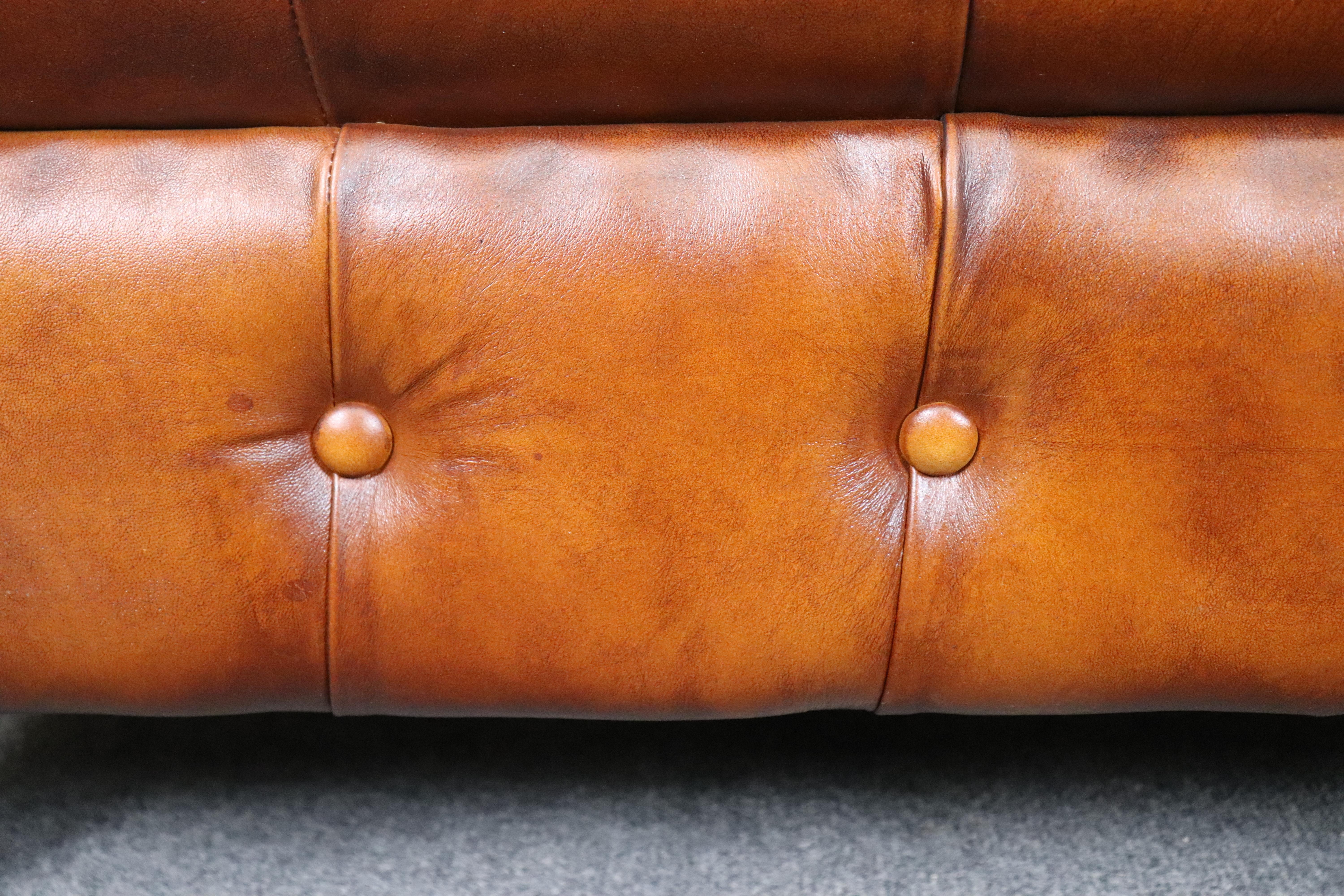 Divano inglese vintage in stile Chesterfield in pelle marrone con inserti in vendita 6