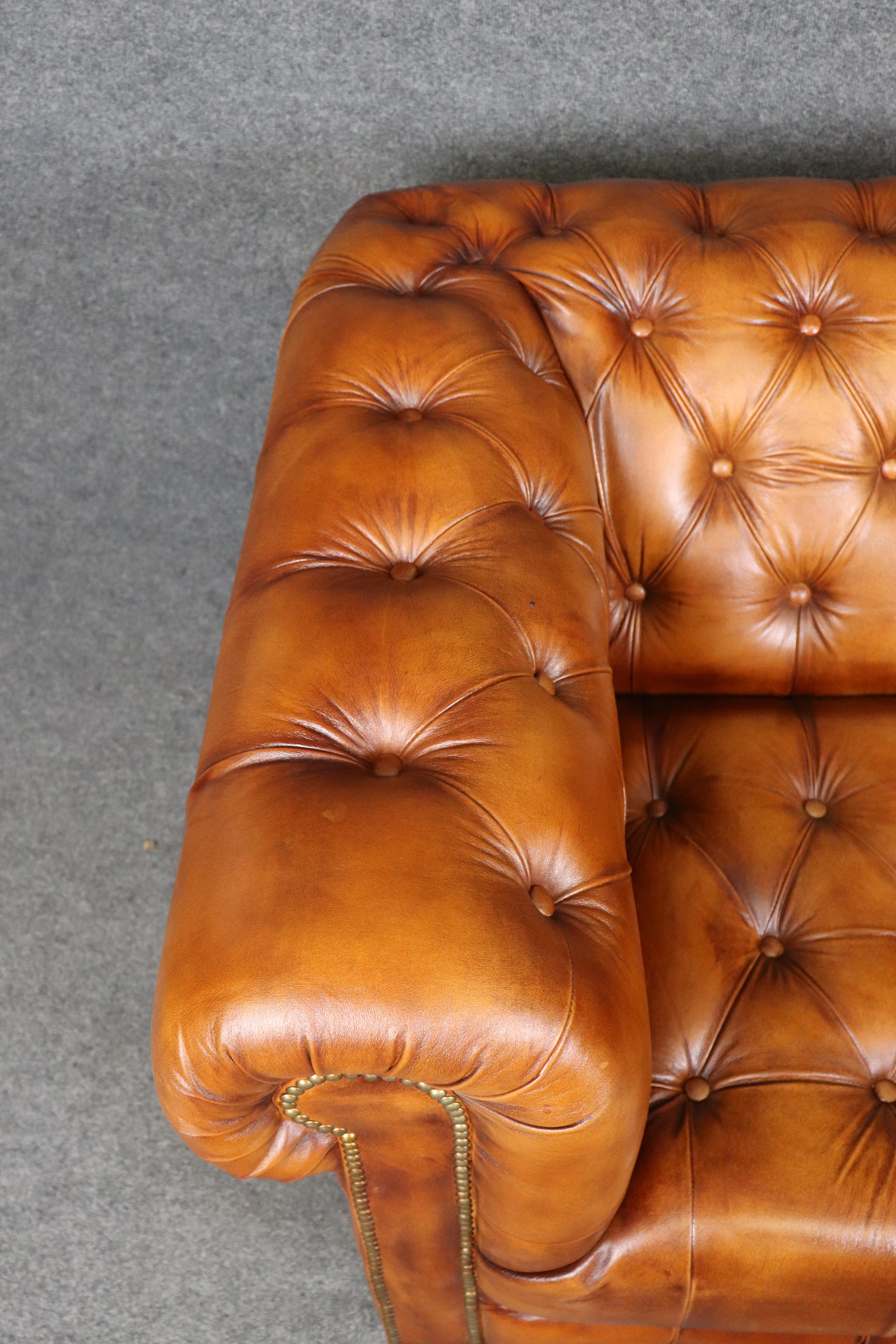 Divano inglese vintage in stile Chesterfield in pelle marrone con inserti in vendita 7