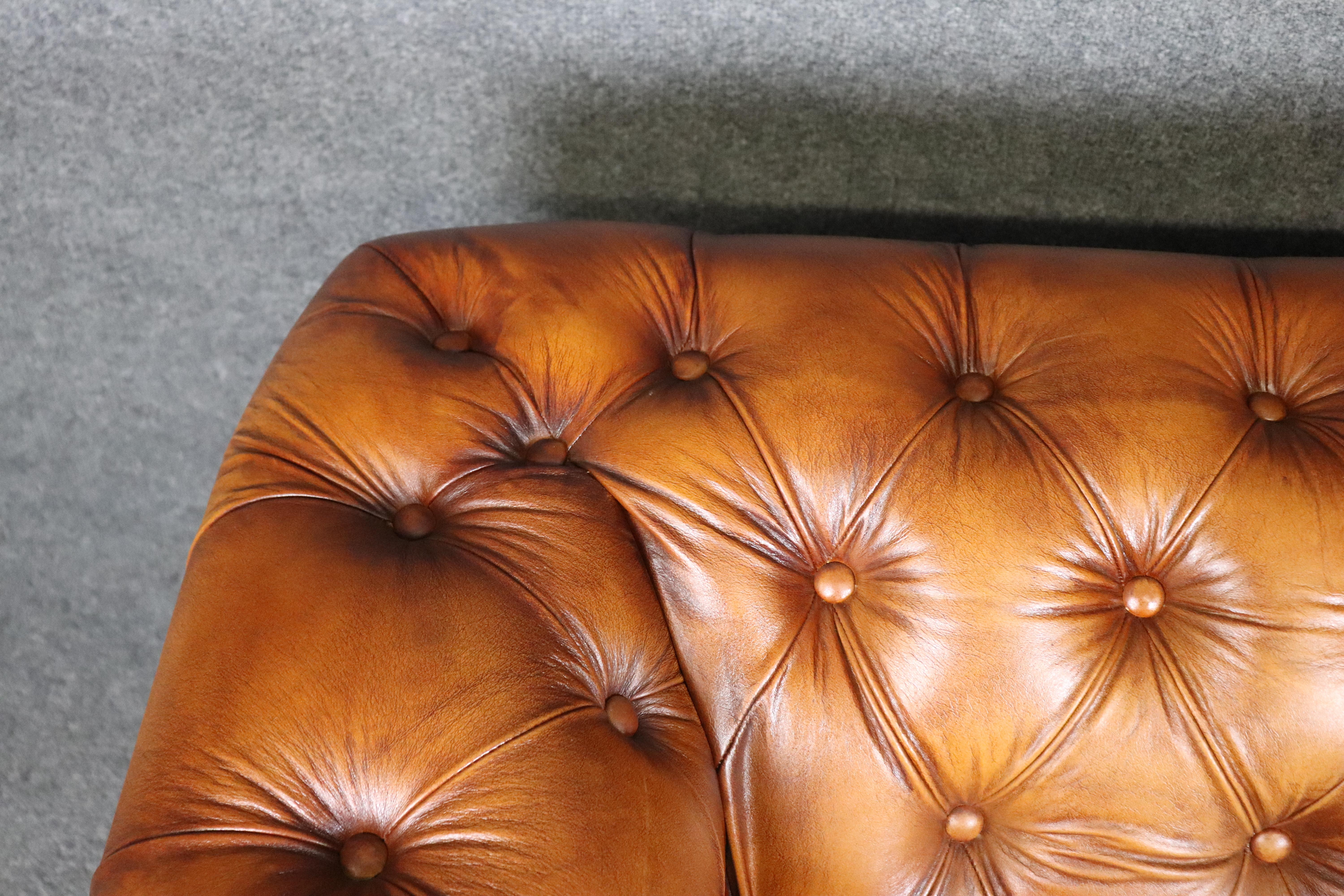 Divano inglese vintage in stile Chesterfield in pelle marrone con inserti in vendita 8