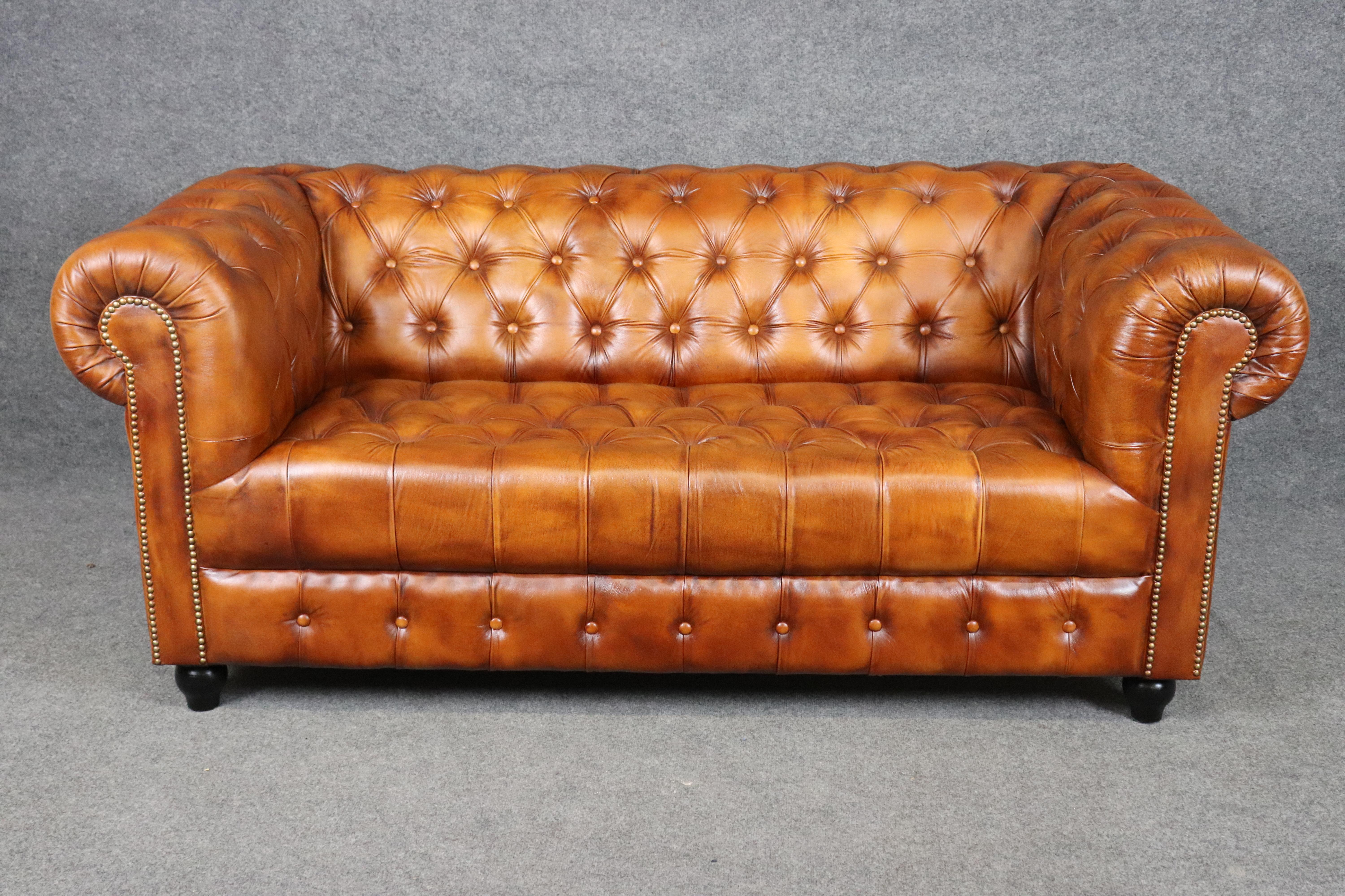 Dimensioni - H: 30 1/4 in L: 73 1/4 in P: 37 1/2 in SH: 18 in  
Profondità del sedile: 21 1/4 in 

Questo eccezionale divano vintage inglese in stile Chesterfield, risalente agli anni 2000, mostra l'eleganza senza tempo e l'inconfondibile maestria