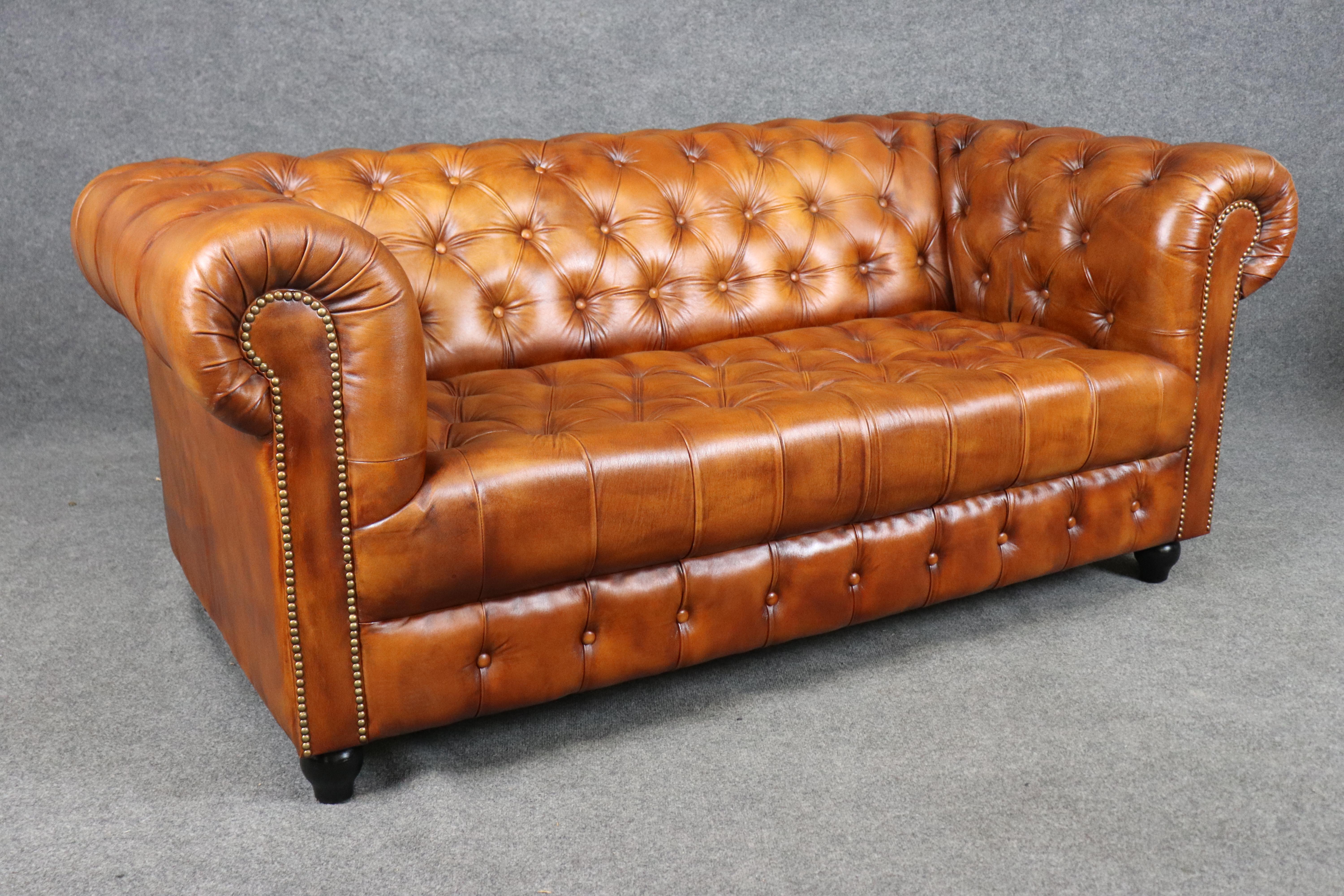 Inglese Divano inglese vintage in stile Chesterfield in pelle marrone con inserti in vendita