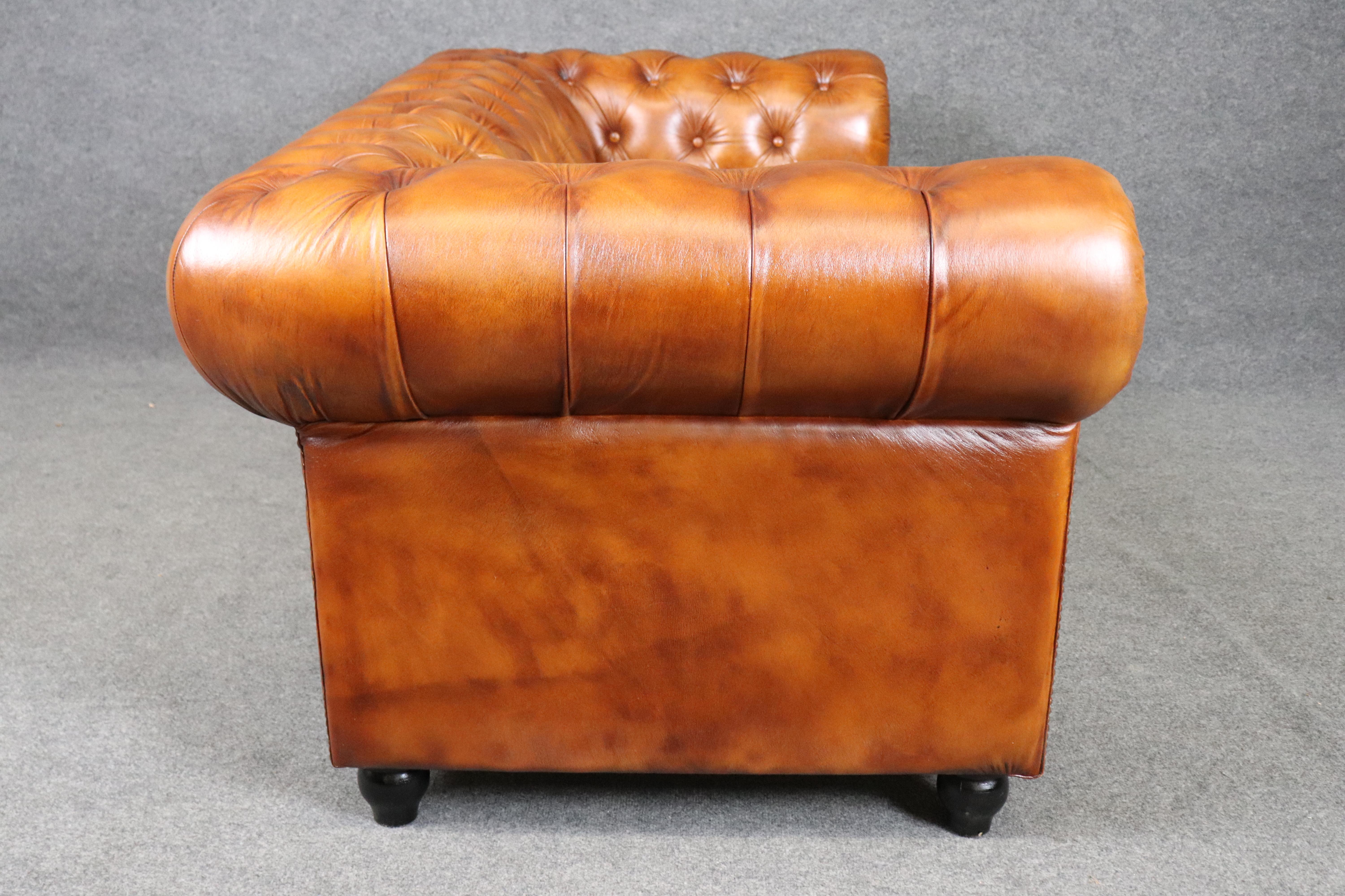 Fatto a mano Divano inglese vintage in stile Chesterfield in pelle marrone con inserti in vendita