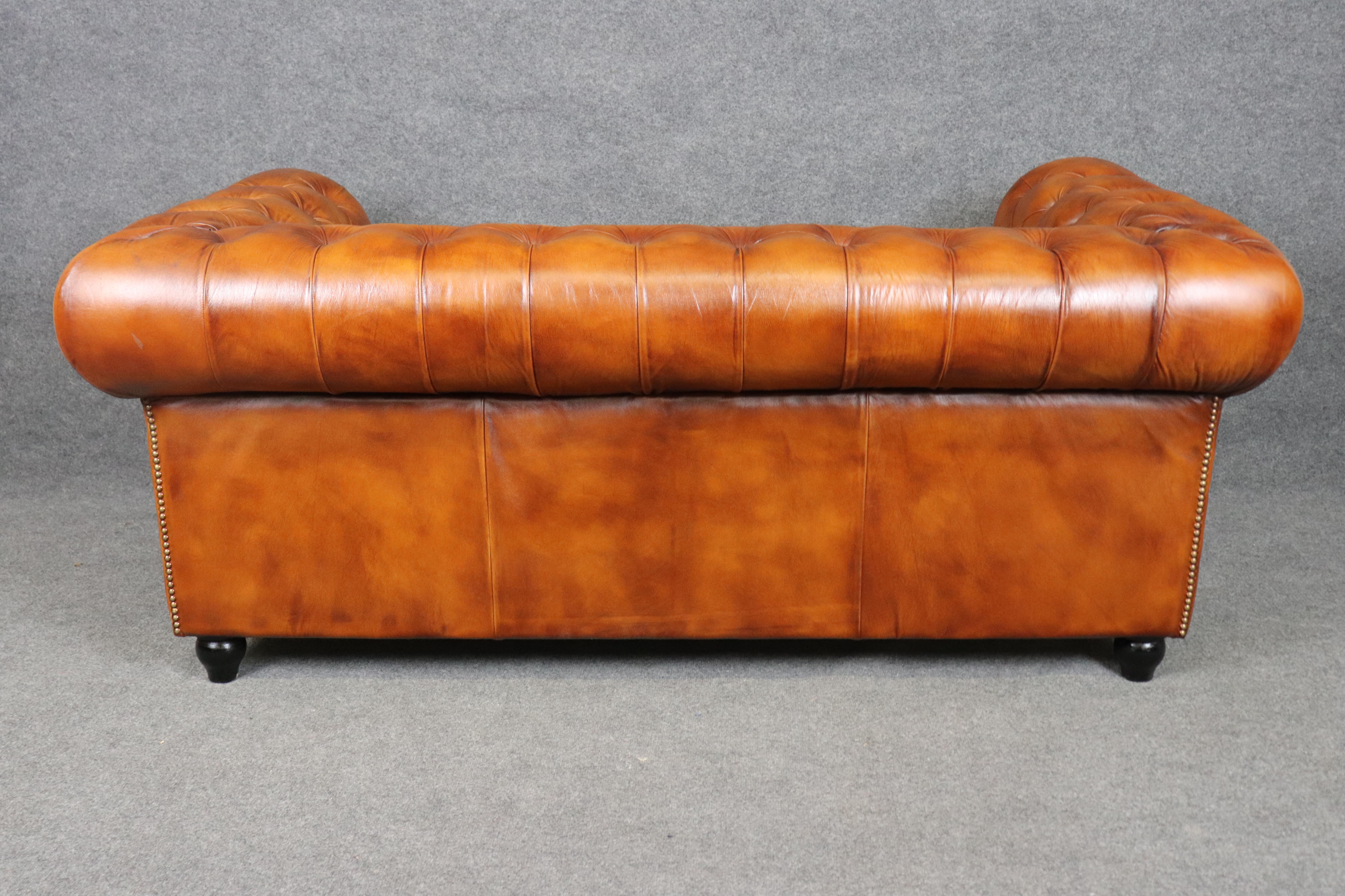 Divano inglese vintage in stile Chesterfield in pelle marrone con inserti In condizioni buone in vendita a Swedesboro, NJ
